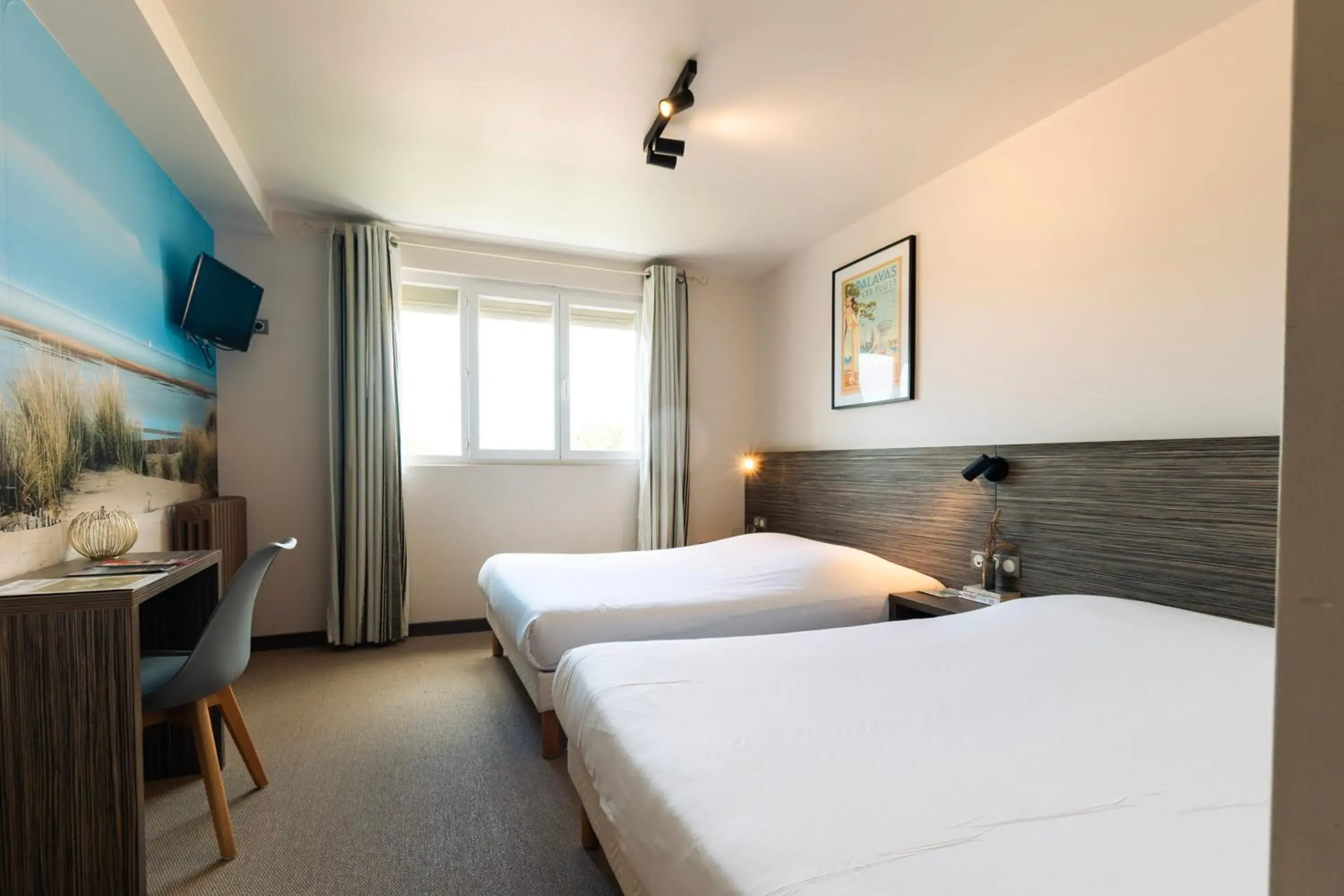 Quadruple Room in Hôtel du Midi Plage Quadruple Room in Hôtel du Midi Plage