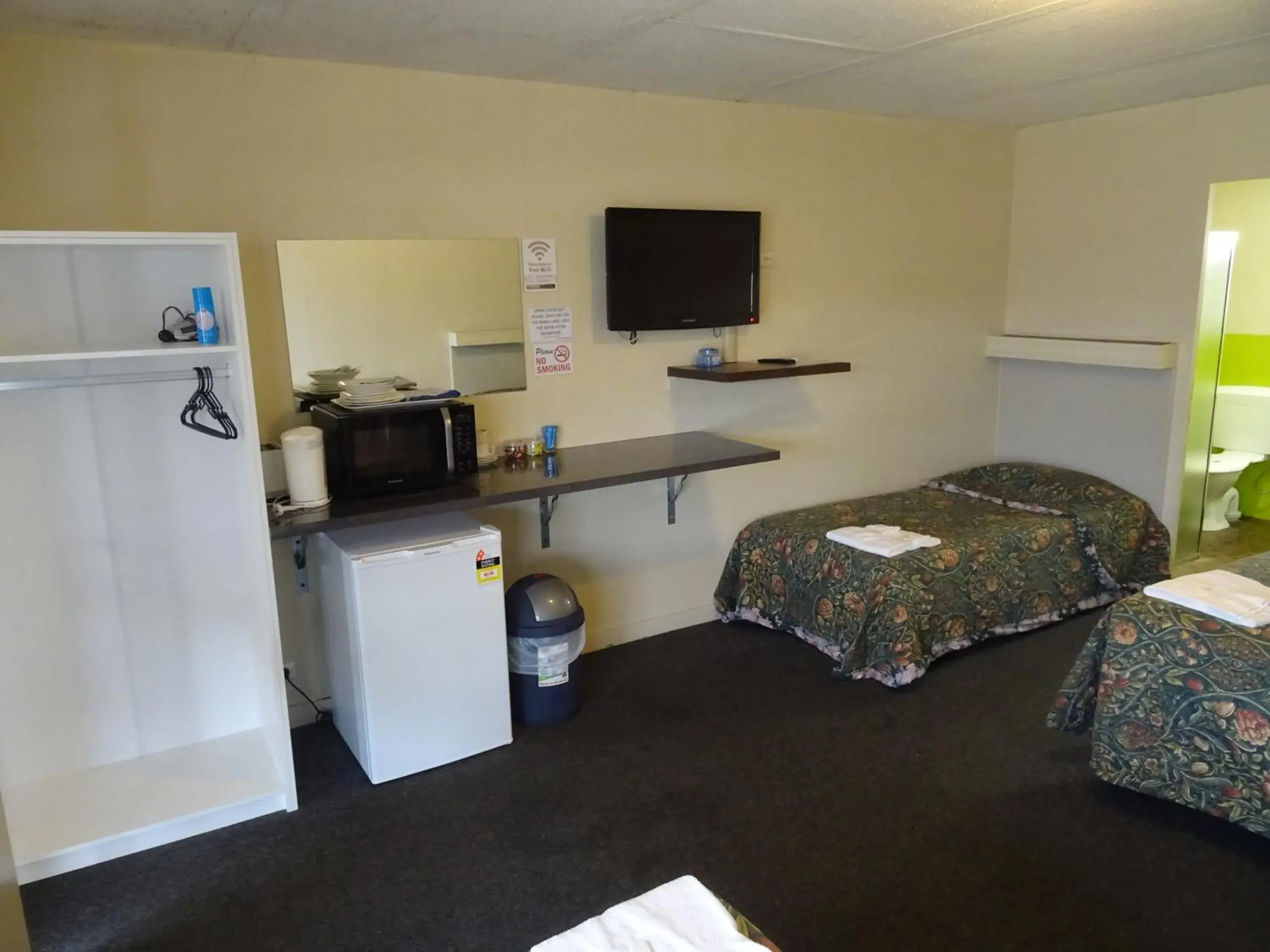 Standard Quadruple Room in Paringa Hotel Motel Standard Quadruple Room in Paringa Hotel Motel