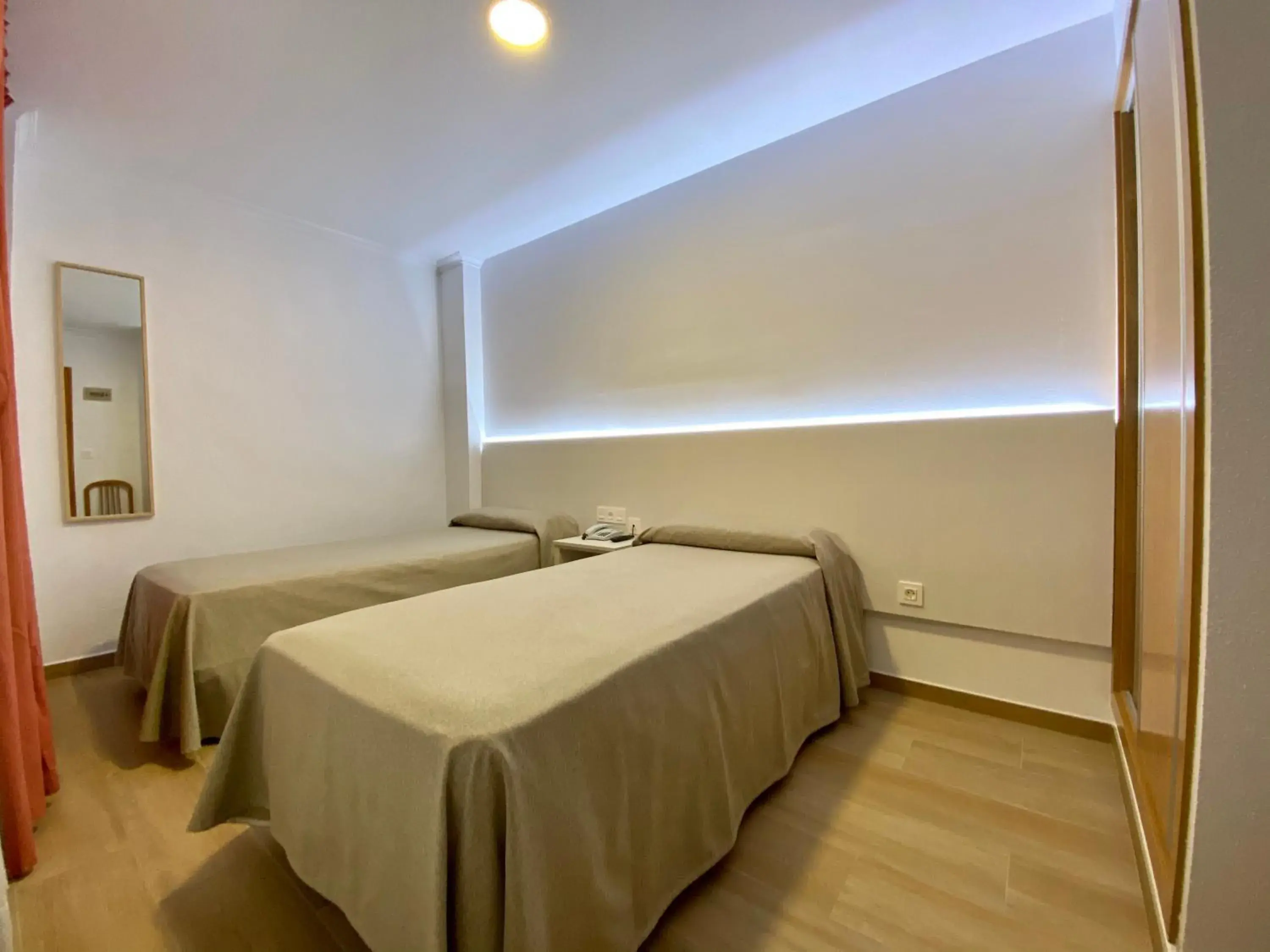 Twin Room in Hostal Pensimar Twin Room in Hostal Pensimar