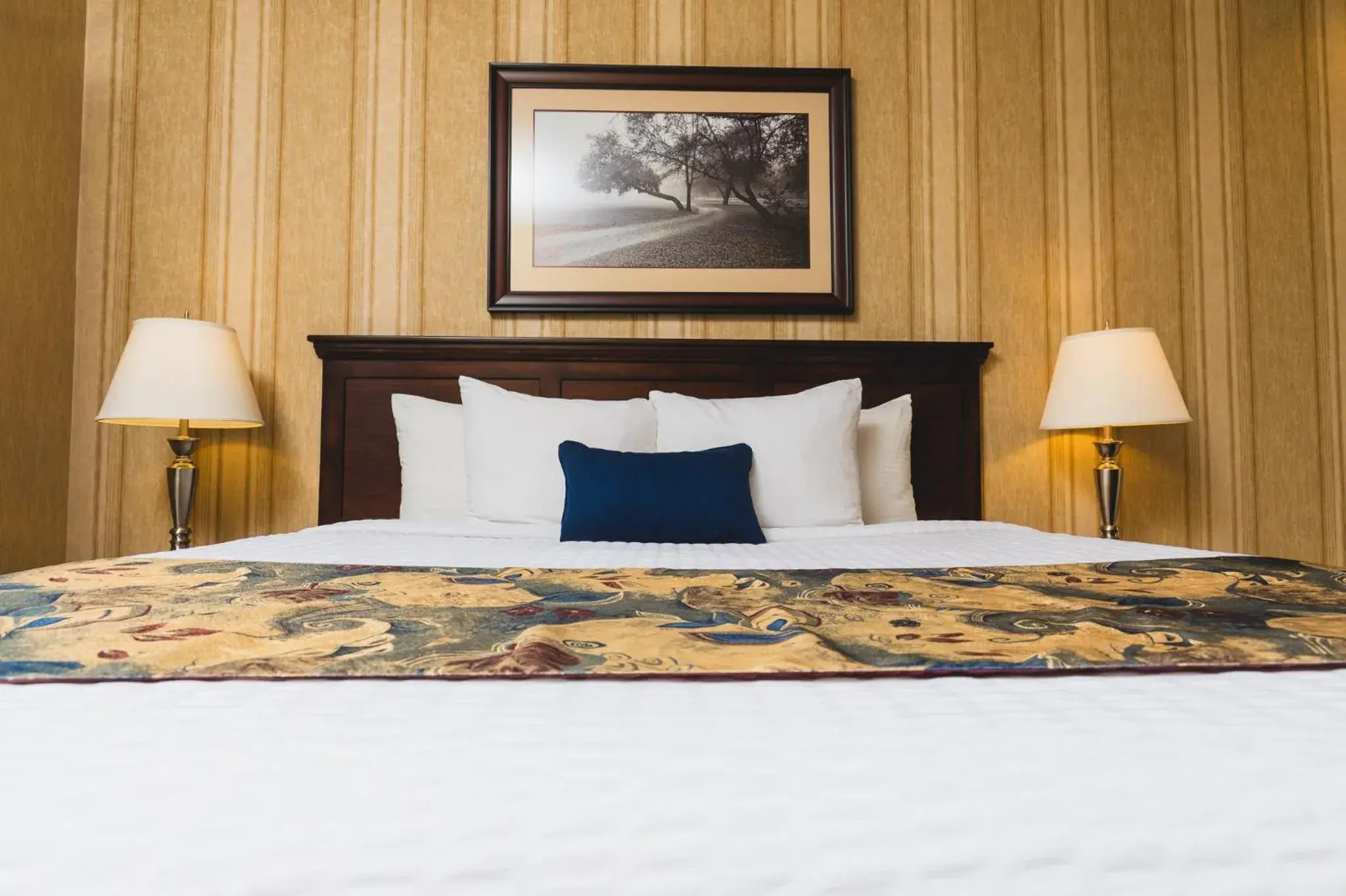 King Suite with Kitchen in Redwood Inn & Suites King Suite with Kitchen in Redwood Inn & Suites