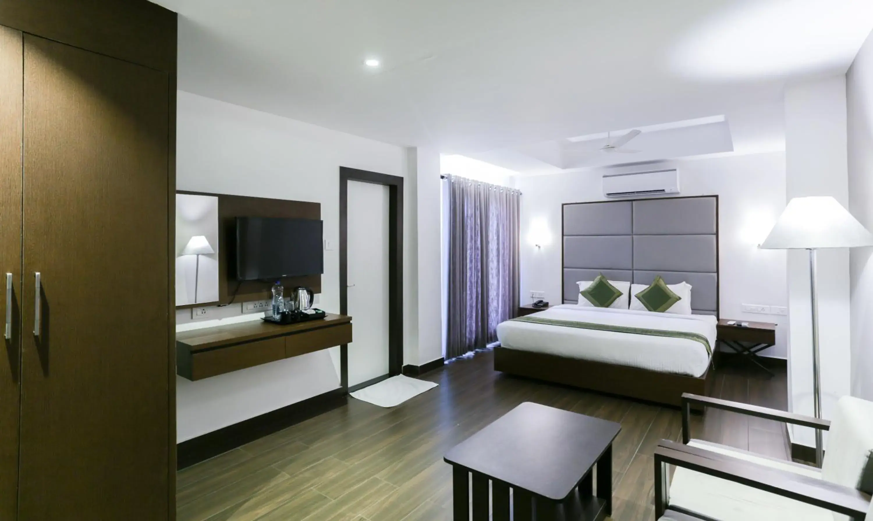 Executive Suite - single occupancy in Hotel Crown Suites Executive Suite - single occupancy in Hotel Crown Suites