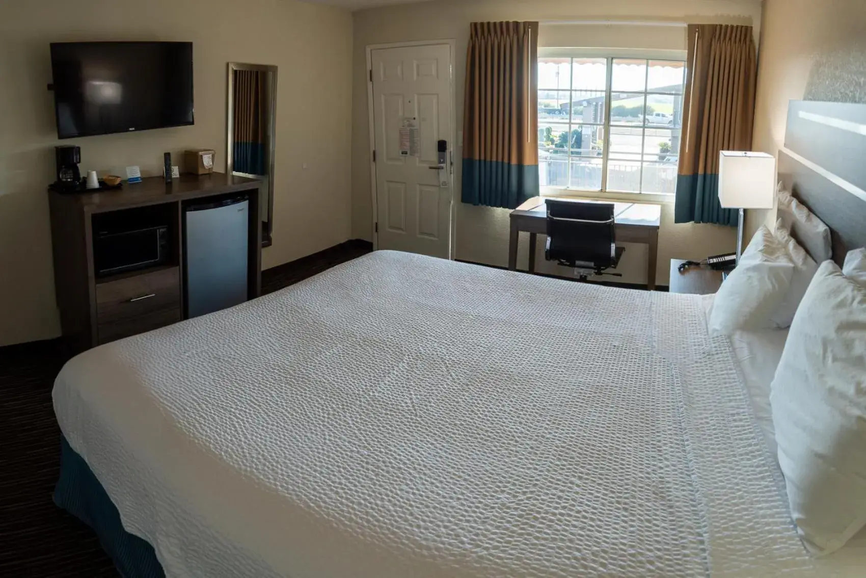 King Room - Non-Smoking in Rodeway Inn Near University-Gateway to Yosemite King Room - Non-Smoking in Rodeway Inn Near University-Gateway to Yosemite