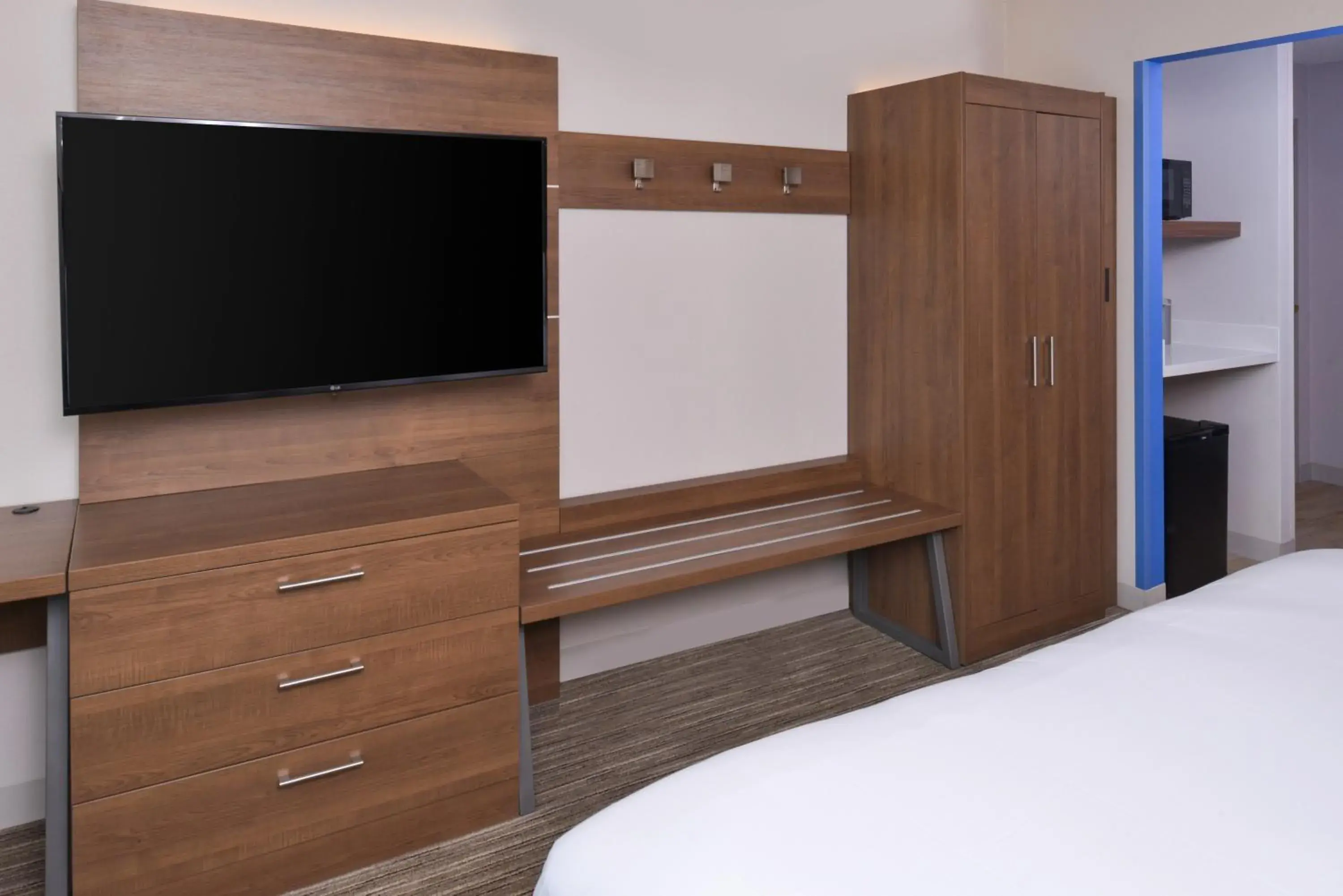 King Suite - Non-Smoking in Holiday Inn Express & Suites - Omaha - 120th and Maple by IHG King Suite - Non-Smoking in Holiday Inn Express & Suites - Omaha - 120th and Maple by IHG