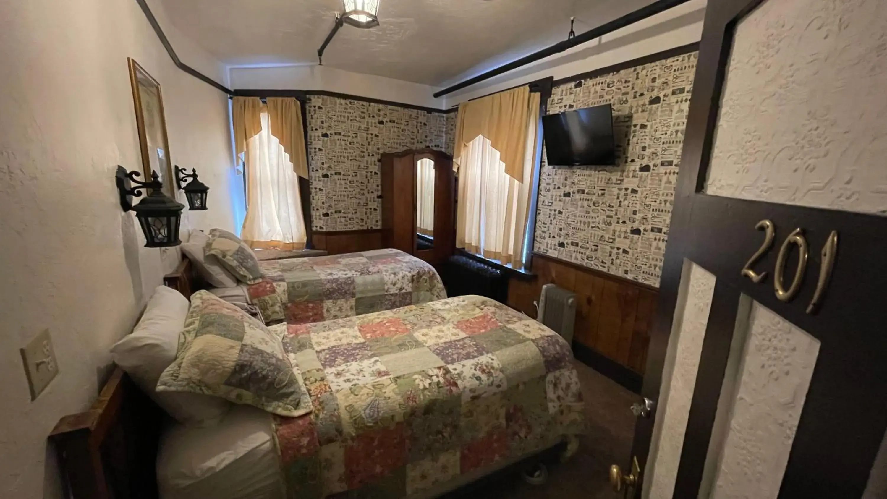 Economy Twin Room - single occupancy in Alaskan Hotel and Bar Economy Twin Room - single occupancy in Alaskan Hotel and Bar