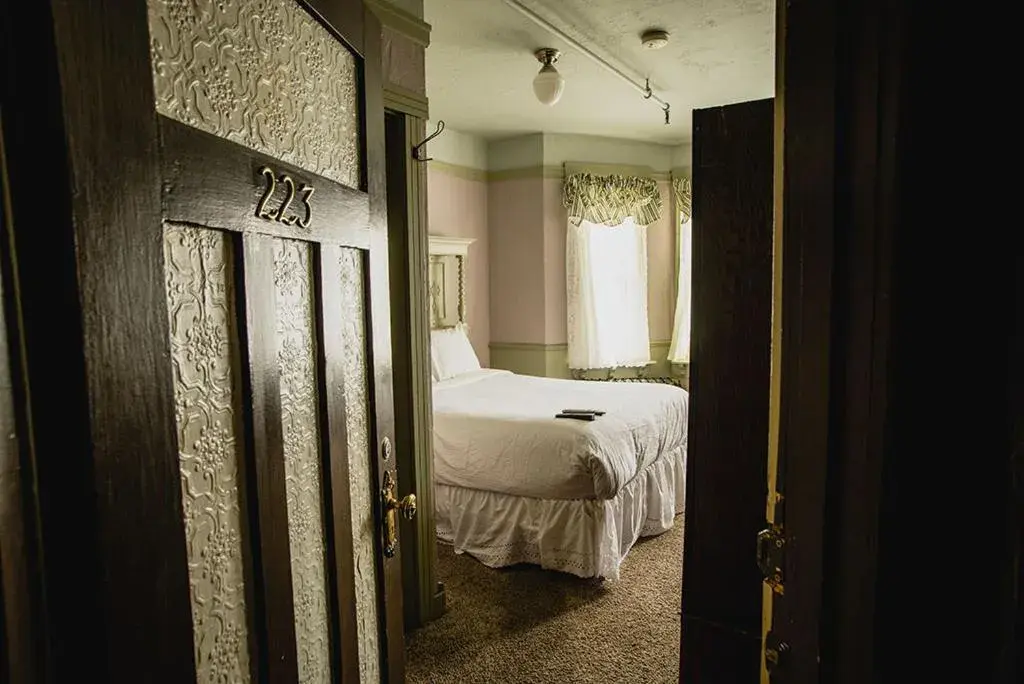 Standard Queen Room - single occupancy in Alaskan Hotel and Bar Standard Queen Room - single occupancy in Alaskan Hotel and Bar