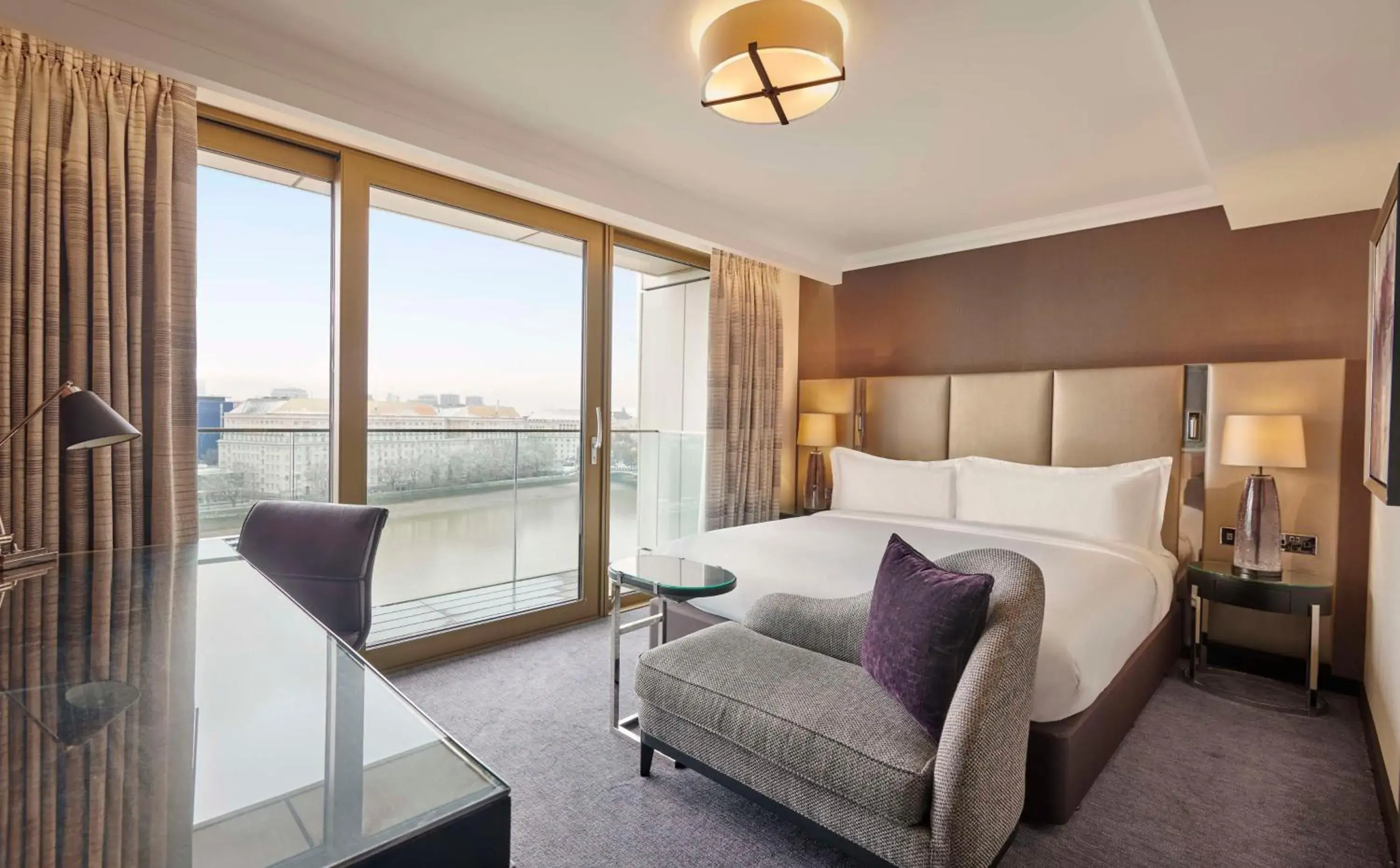 Deluxe King Room with Balcony and River View in Hyatt Regency London Albert Embankment Deluxe King Room with Balcony and River View in Hyatt Regency London Albert Embankment