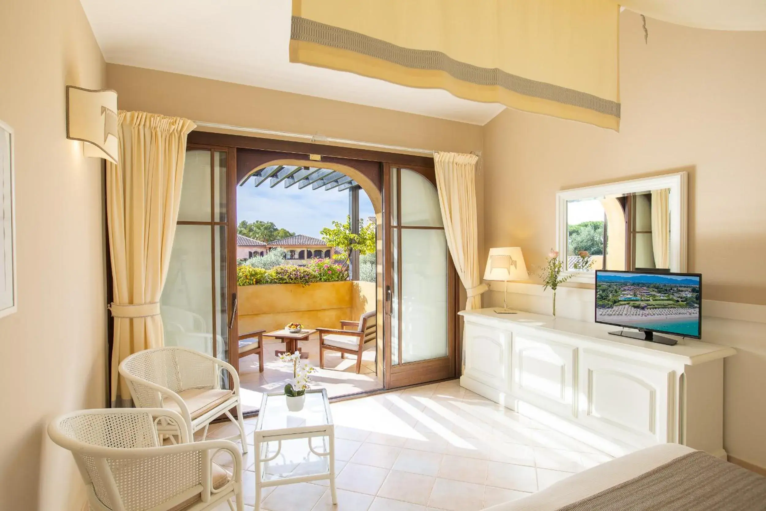 Deluxe Room with Fountain View in Hotel Baia di Nora Deluxe Room with Fountain View in Hotel Baia di Nora