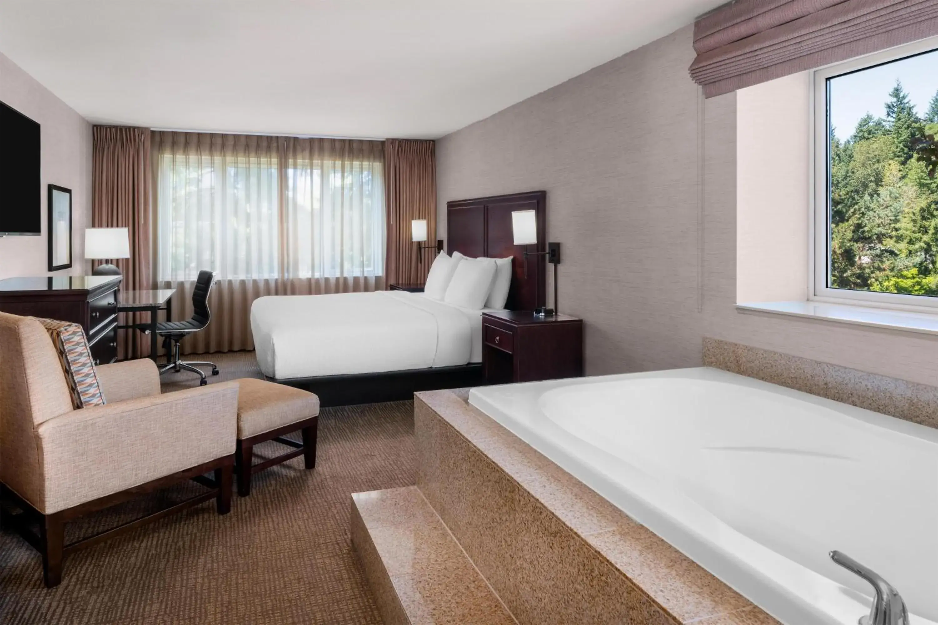 King Room with Jetted Tub - Non-Smoking in Eastgate Hotel - BW Signature Collection King Room with Jetted Tub - Non-Smoking in Eastgate Hotel - BW Signature Collection