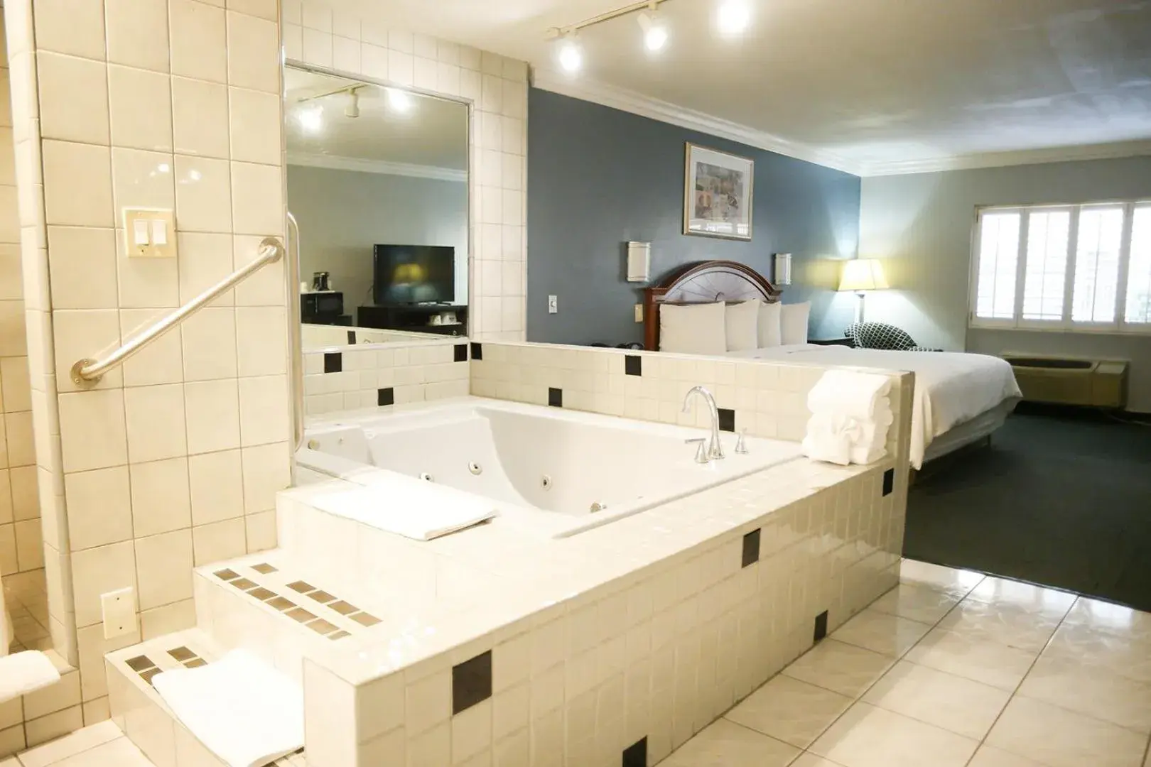 King Suite - Smoking in Days Inn by Wyndham West Covina King Suite - Smoking in Days Inn by Wyndham West Covina