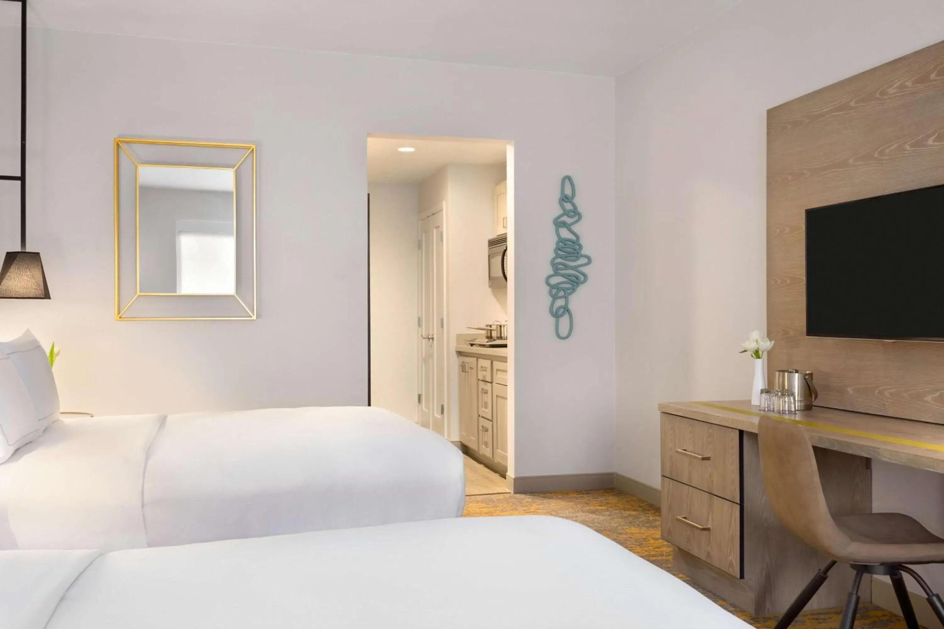 Queen Room with Two Queen Beds and Pool View in DoubleTree by Hilton Campbell - Pruneyard Plaza Queen Room with Two Queen Beds and Pool View in DoubleTree by Hilton Campbell - Pruneyard Plaza