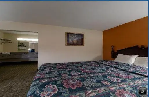 Double Room with Two Double Beds - Smoking in America's Best Value Inn Newnan Double Room with Two Double Beds - Smoking in America's Best Value Inn Newnan