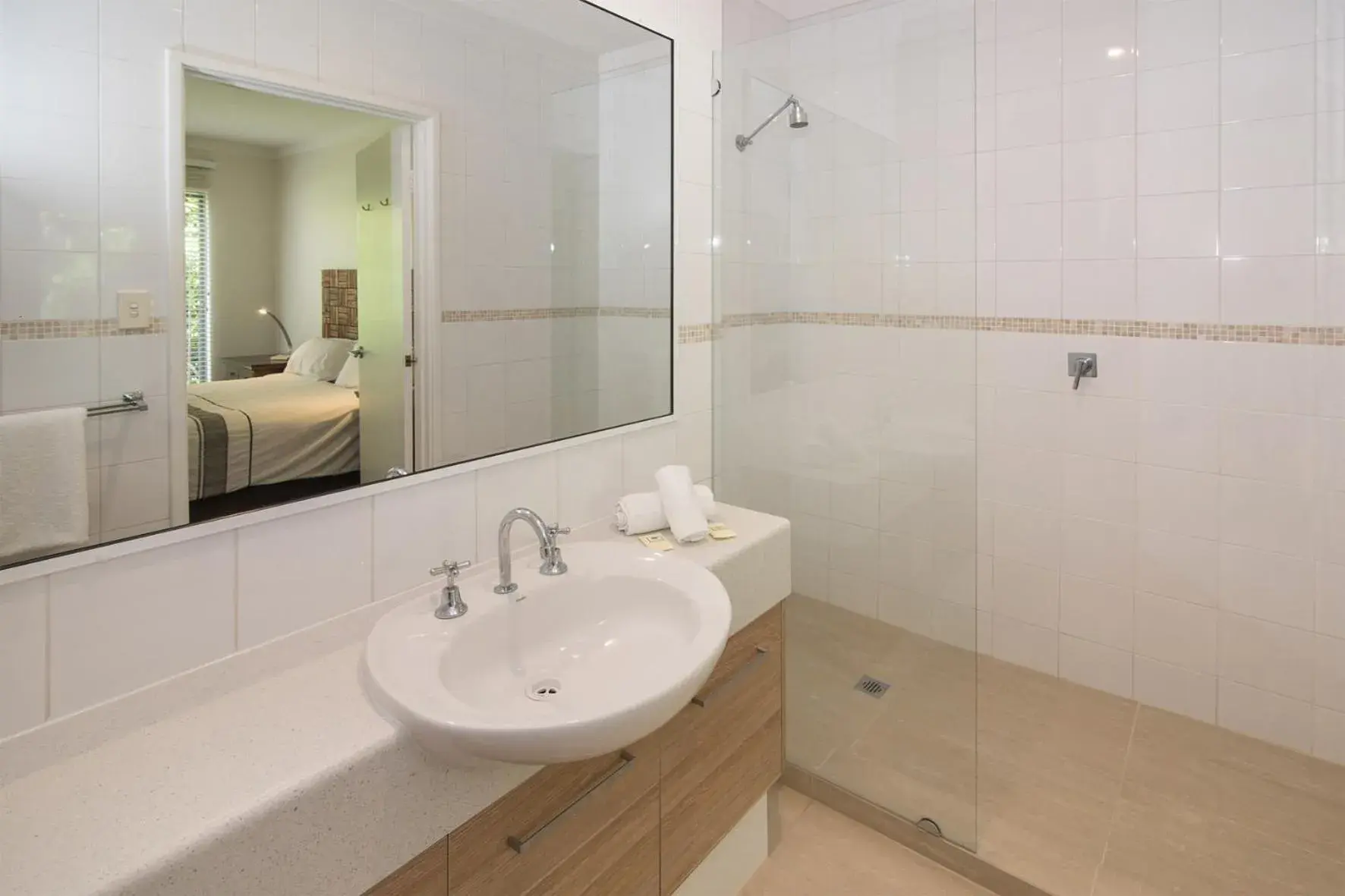 One King, One Queen, One Twin with Two Bathrooms in Bayshore Beachside Resort One King, One Queen, One Twin with Two Bathrooms in Bayshore Beachside Resort