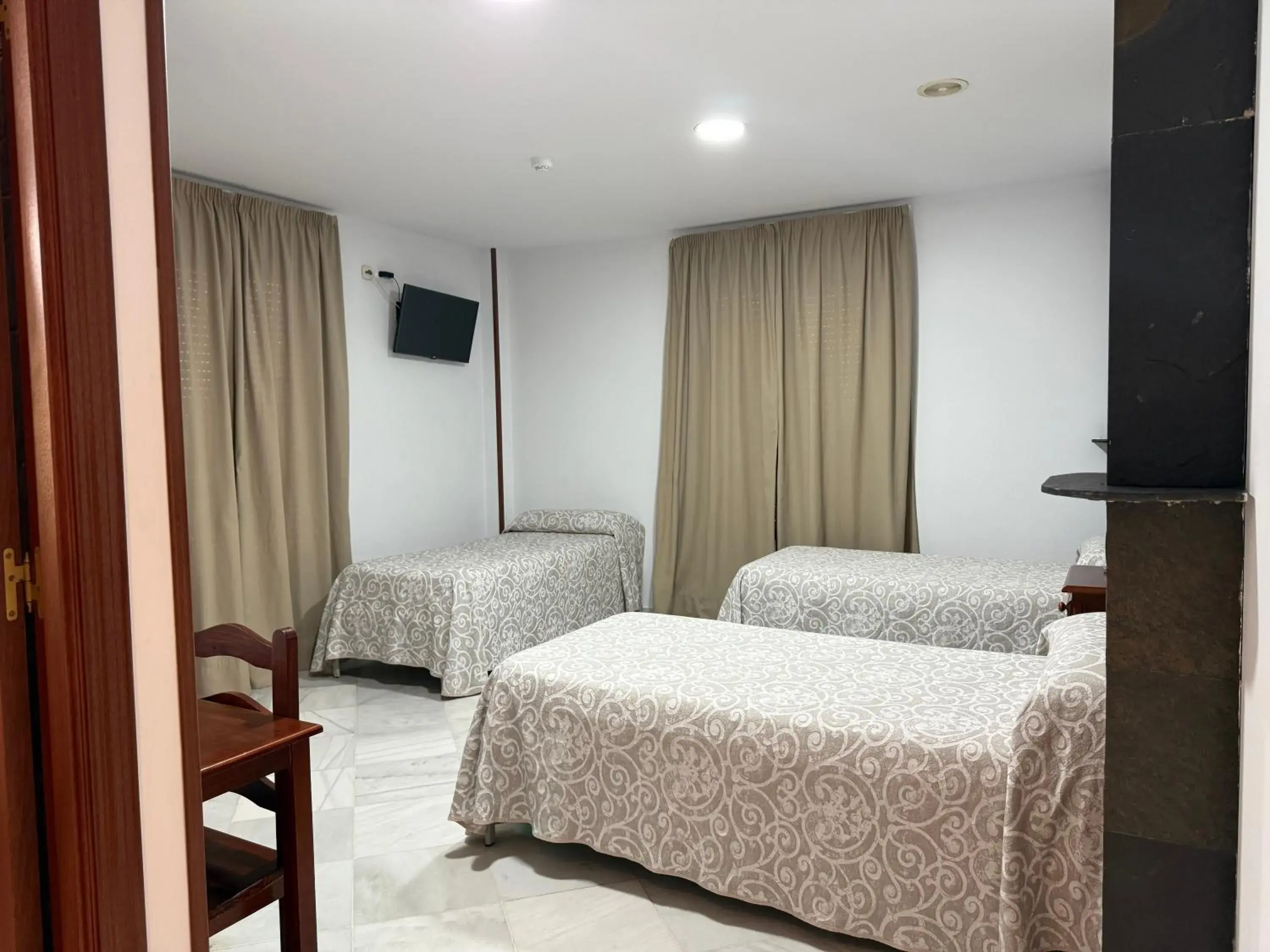 Budget Triple Room in Hotel Quitagolpe Budget Triple Room in Hotel Quitagolpe