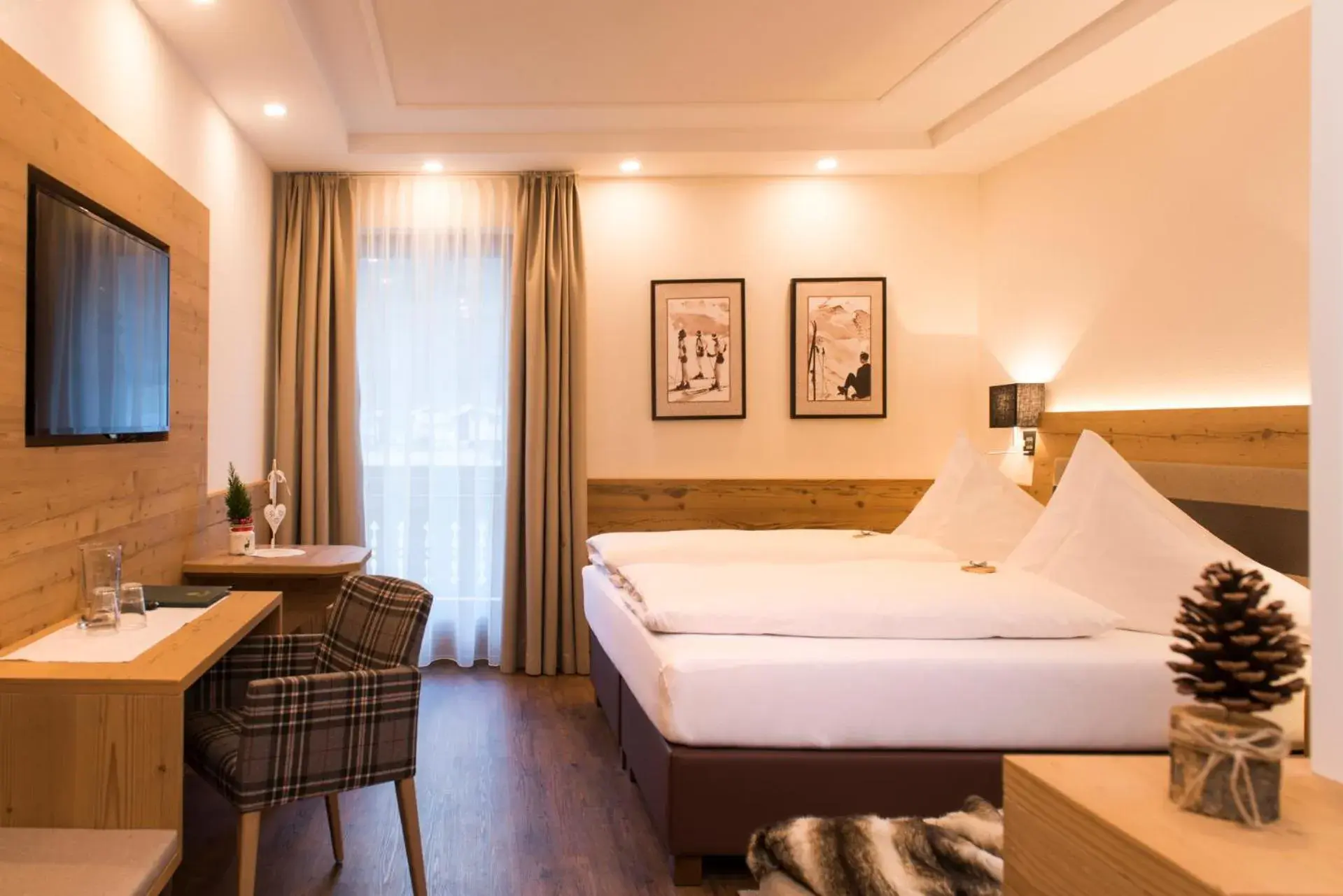 Double Room with Balcony (3 Adults) in Hotel Brunnenhof Double Room with Balcony (3 Adults) in Hotel Brunnenhof