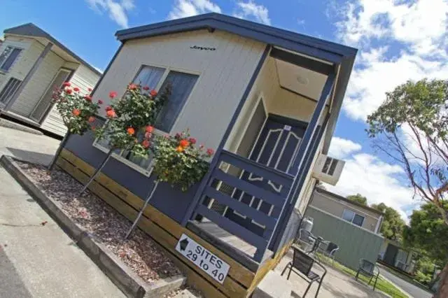 Superior Two-Bedroom Cabin in Apollo Bay Holiday Park Superior Two-Bedroom Cabin in Apollo Bay Holiday Park