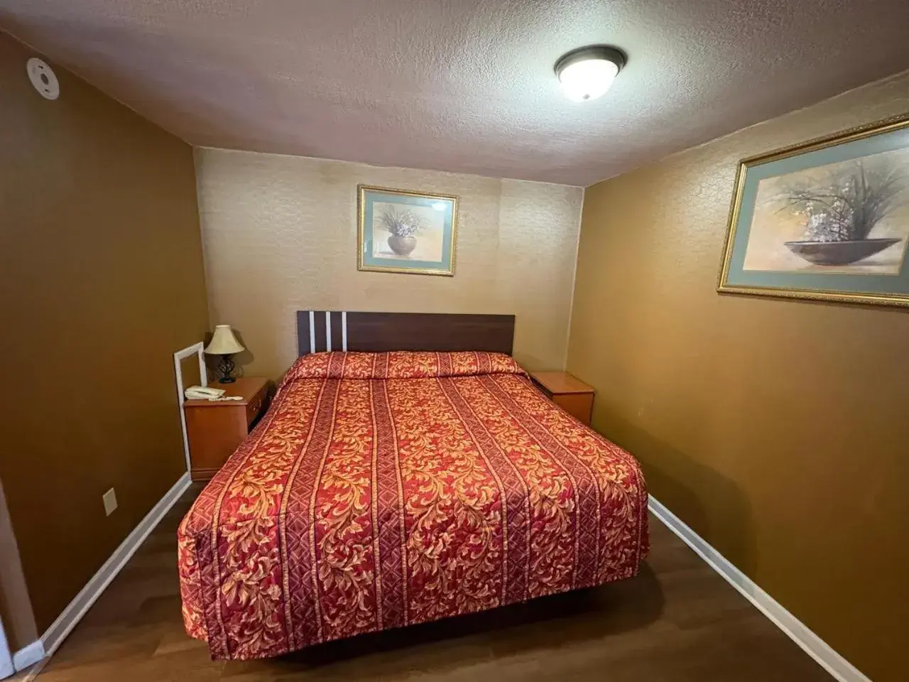 King Bed Non-Smoking in Dutch Motel Palmyra King Bed Non-Smoking in Dutch Motel Palmyra