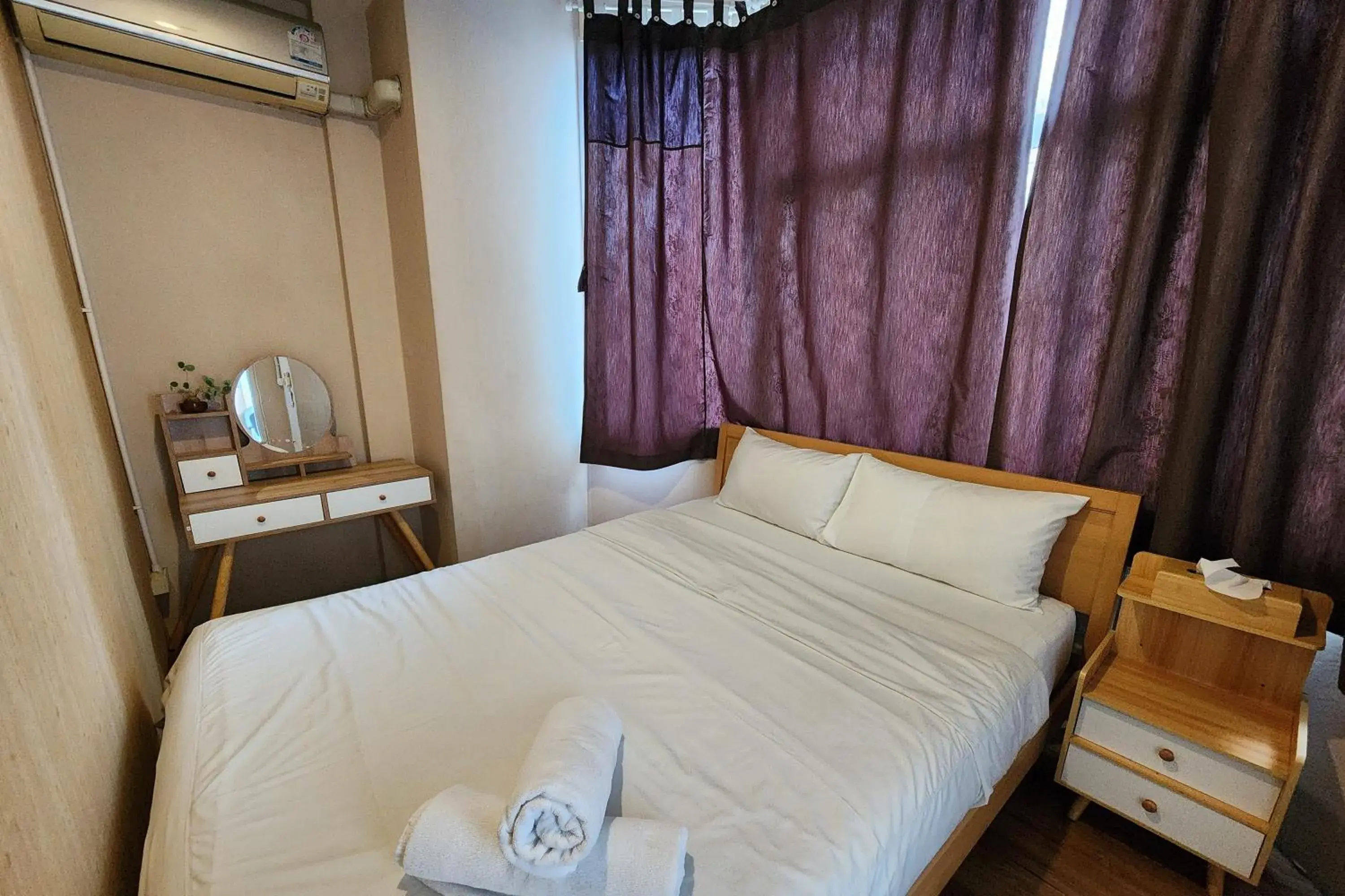 Private Queen Room with Shared Bathroom in Ease Hostel Private Queen Room with Shared Bathroom in Ease Hostel