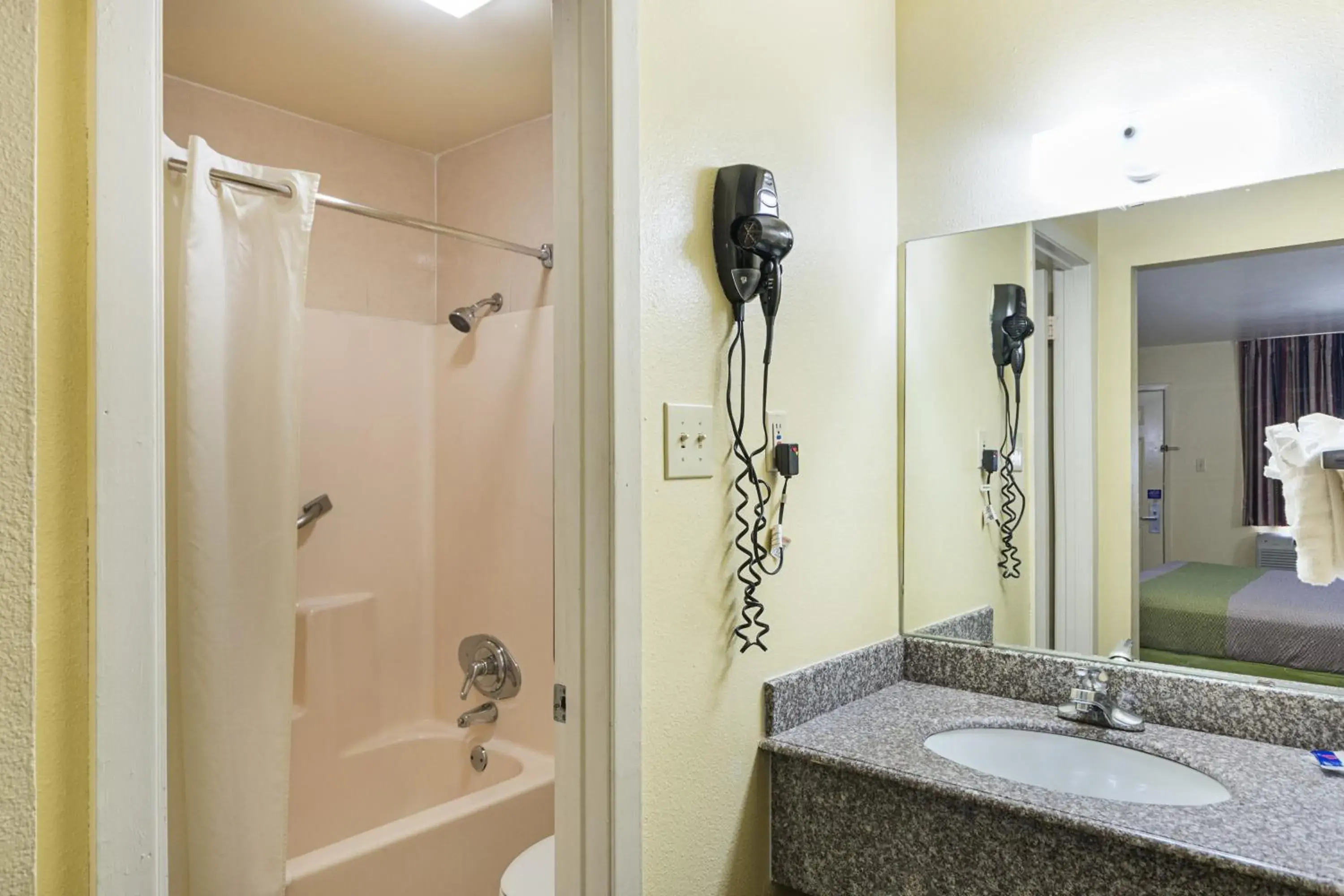 Deluxe Quadruple Room - Smoking in Motel 6-Livingston, TX Deluxe Quadruple Room - Smoking in Motel 6-Livingston, TX