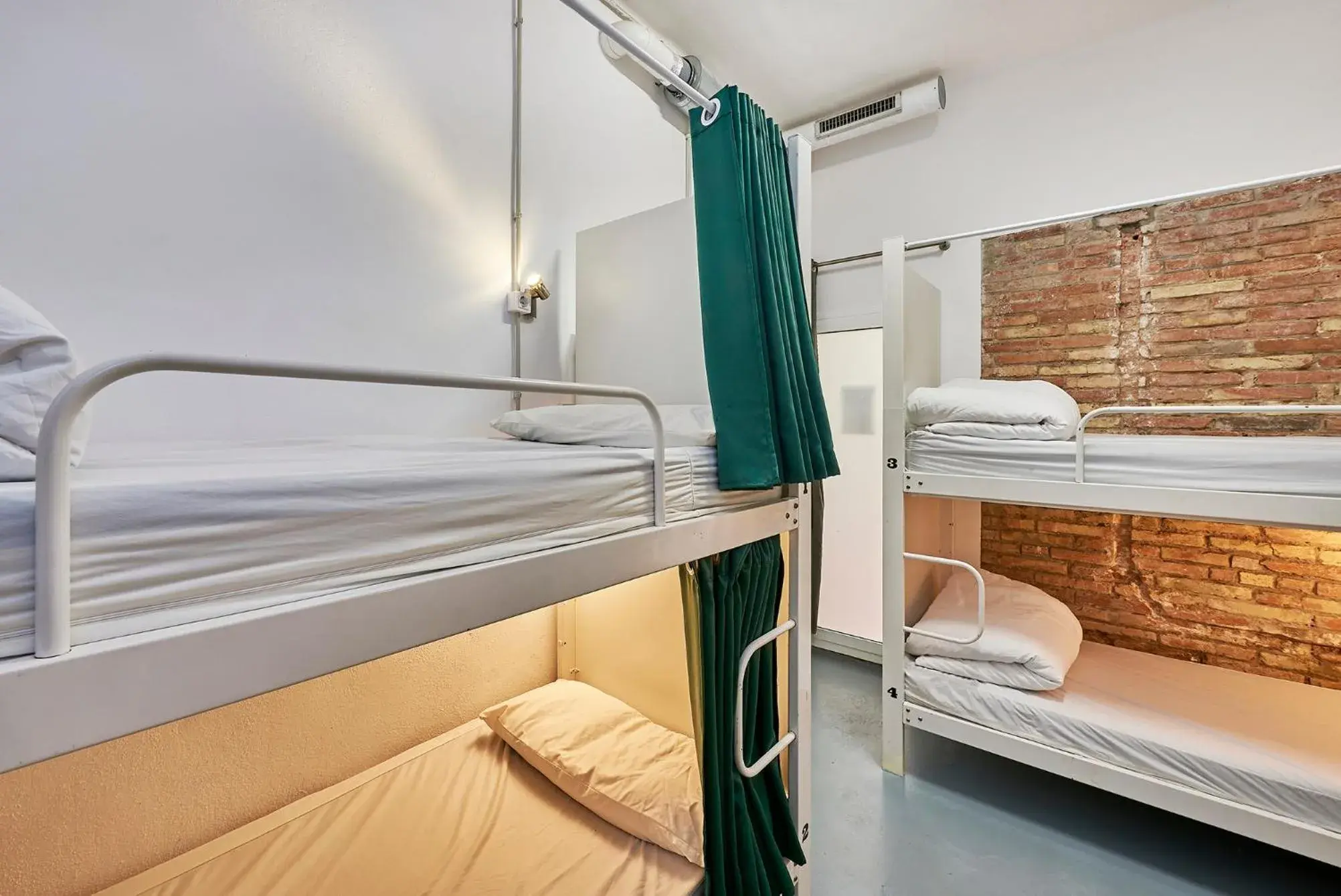 Bed in 6-Bed Mixed Dormitory Room in Hola Hostal Collblanc Bed in 6-Bed Mixed Dormitory Room in Hola Hostal Collblanc