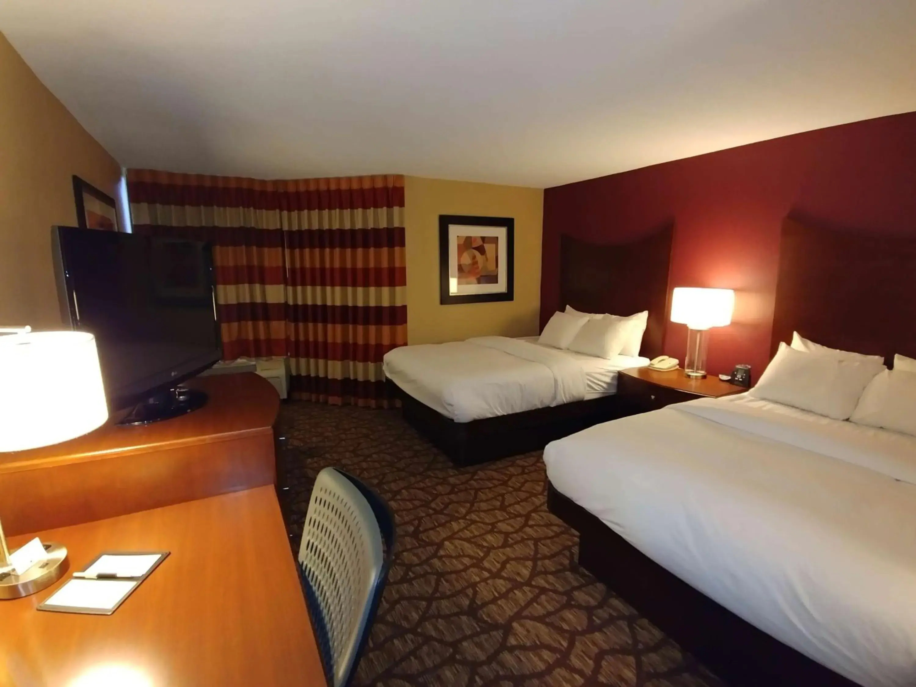 Queen Room with Two Queen Beds in DoubleTree by Hilton Hotel Oak Ridge - Knoxville Queen Room with Two Queen Beds in DoubleTree by Hilton Hotel Oak Ridge - Knoxville