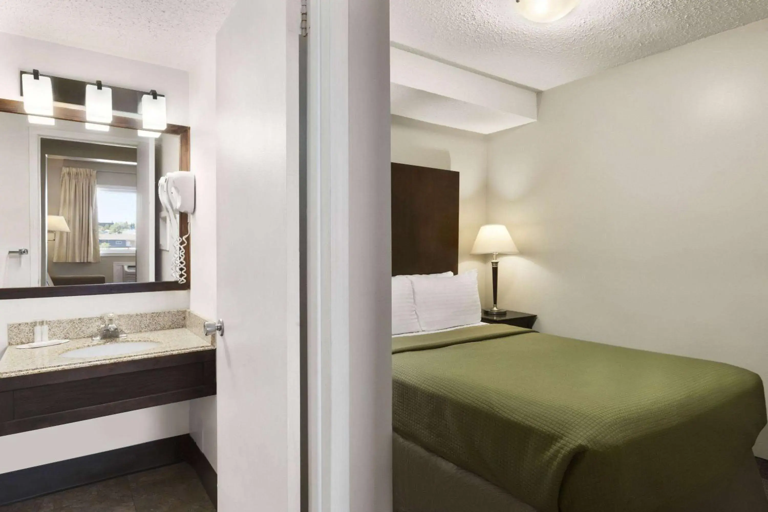 1 Queen Bed and 1 Double Bed, Studio Suite, Non-Smoking in Thriftlodge Saskatoon 1 Queen Bed and 1 Double Bed, Studio Suite, Non-Smoking in Thriftlodge Saskatoon