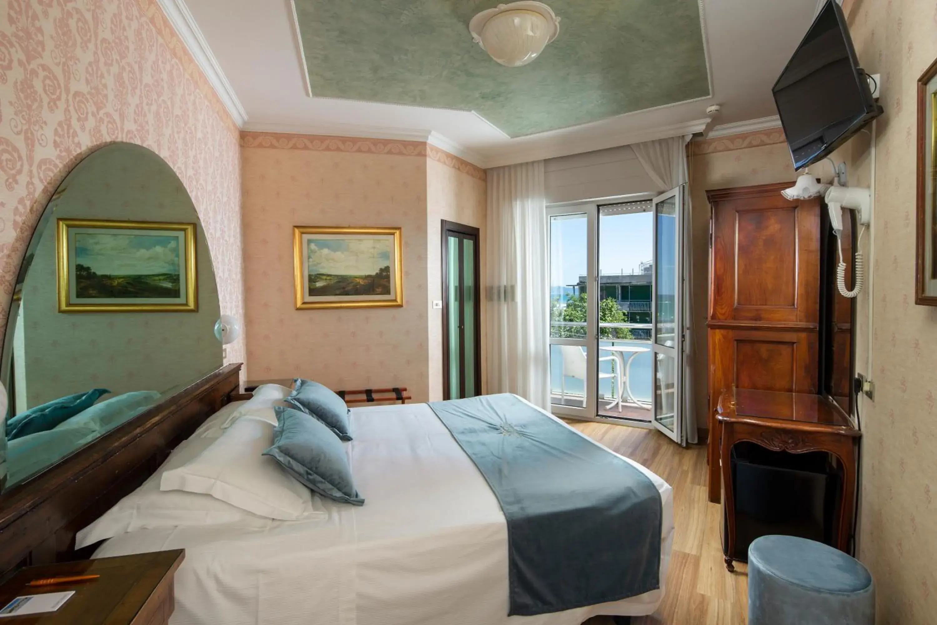 Economy Double Room with Sea View in Hotel Des Nations - Vintage Hotel sul mare Economy Double Room with Sea View in Hotel Des Nations - Vintage Hotel sul mare