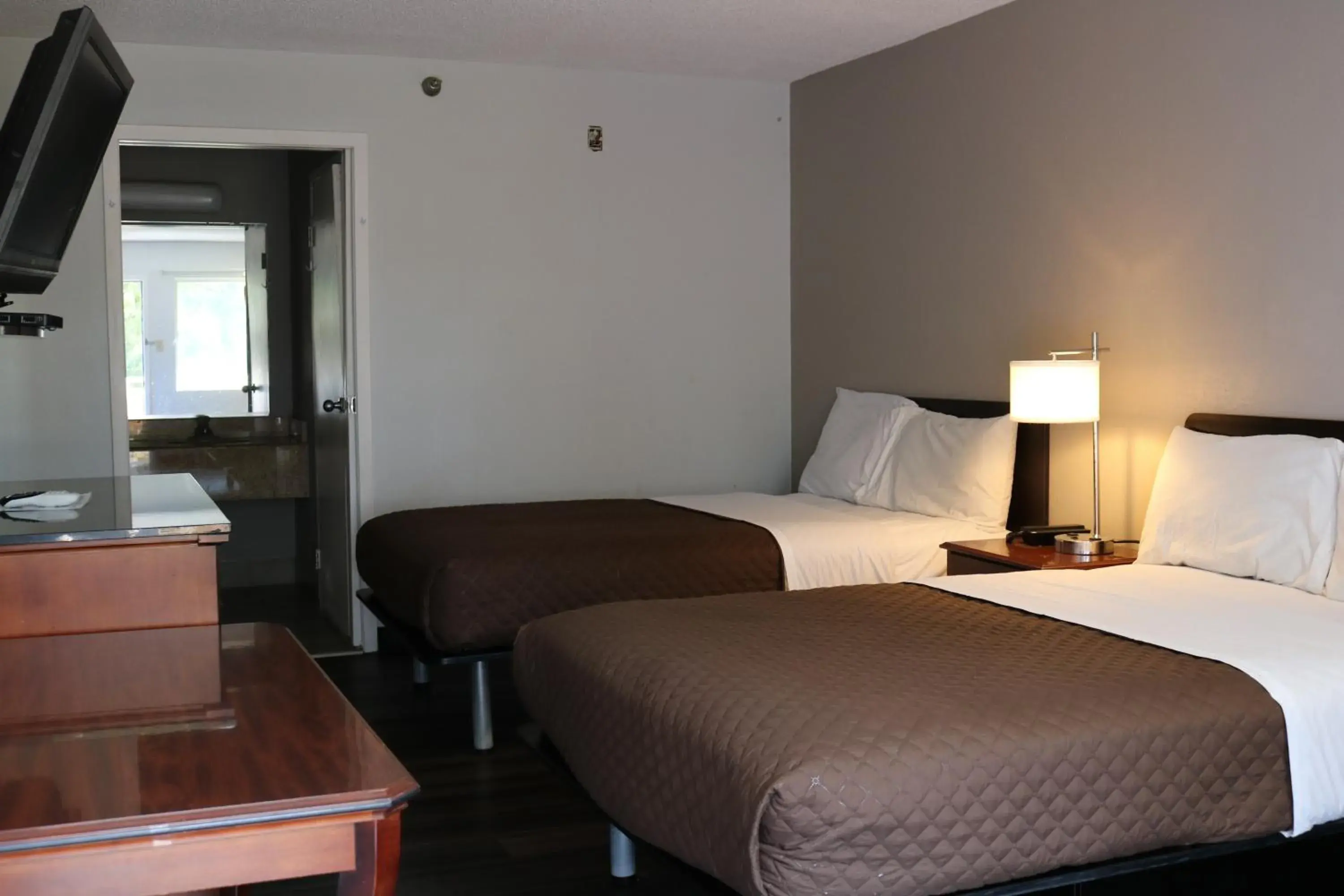 Quadruple Room - Smoking in Rodeway Inn Quadruple Room - Smoking in Rodeway Inn