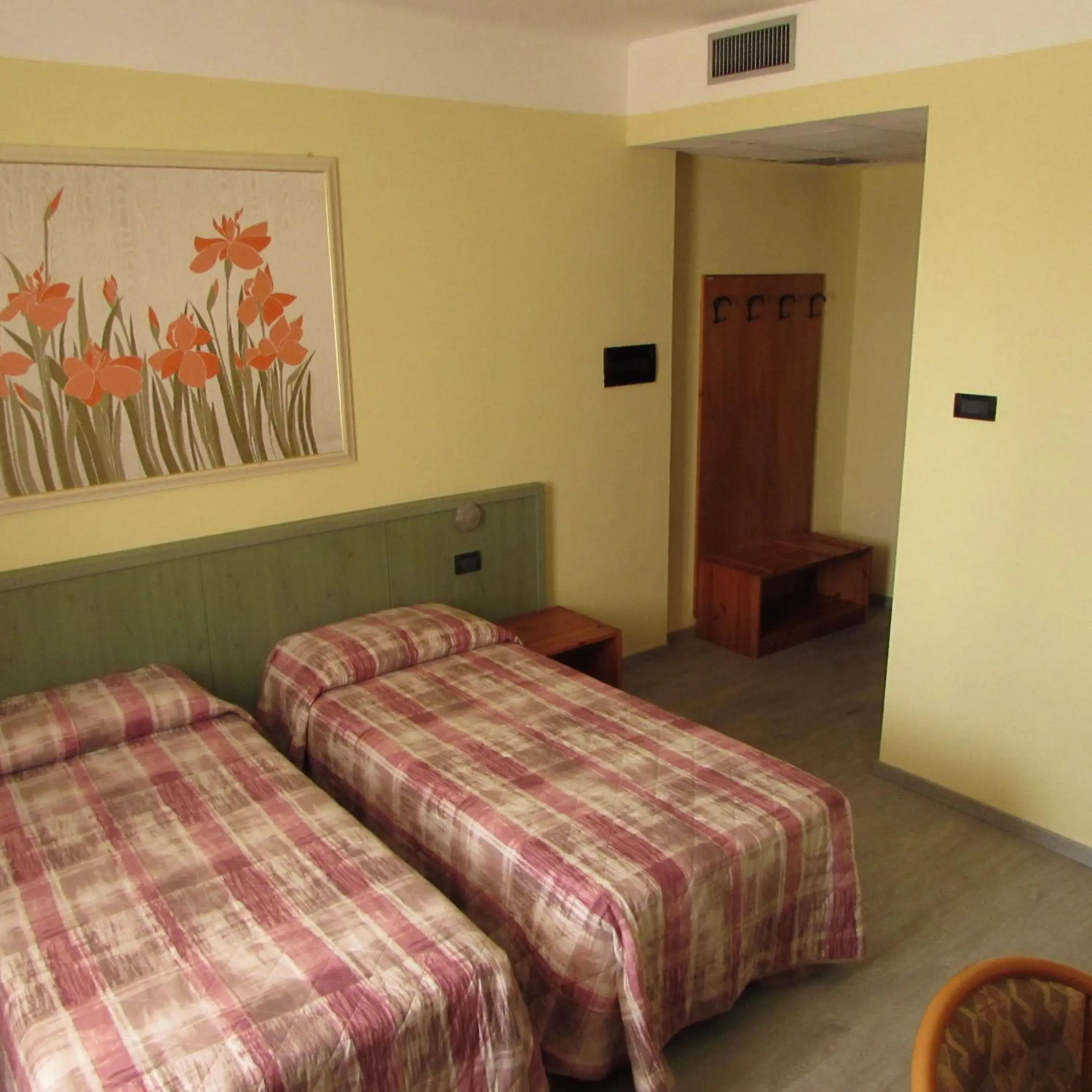 Large Twin Room in Hotel Alpi Del Mare Large Twin Room in Hotel Alpi Del Mare