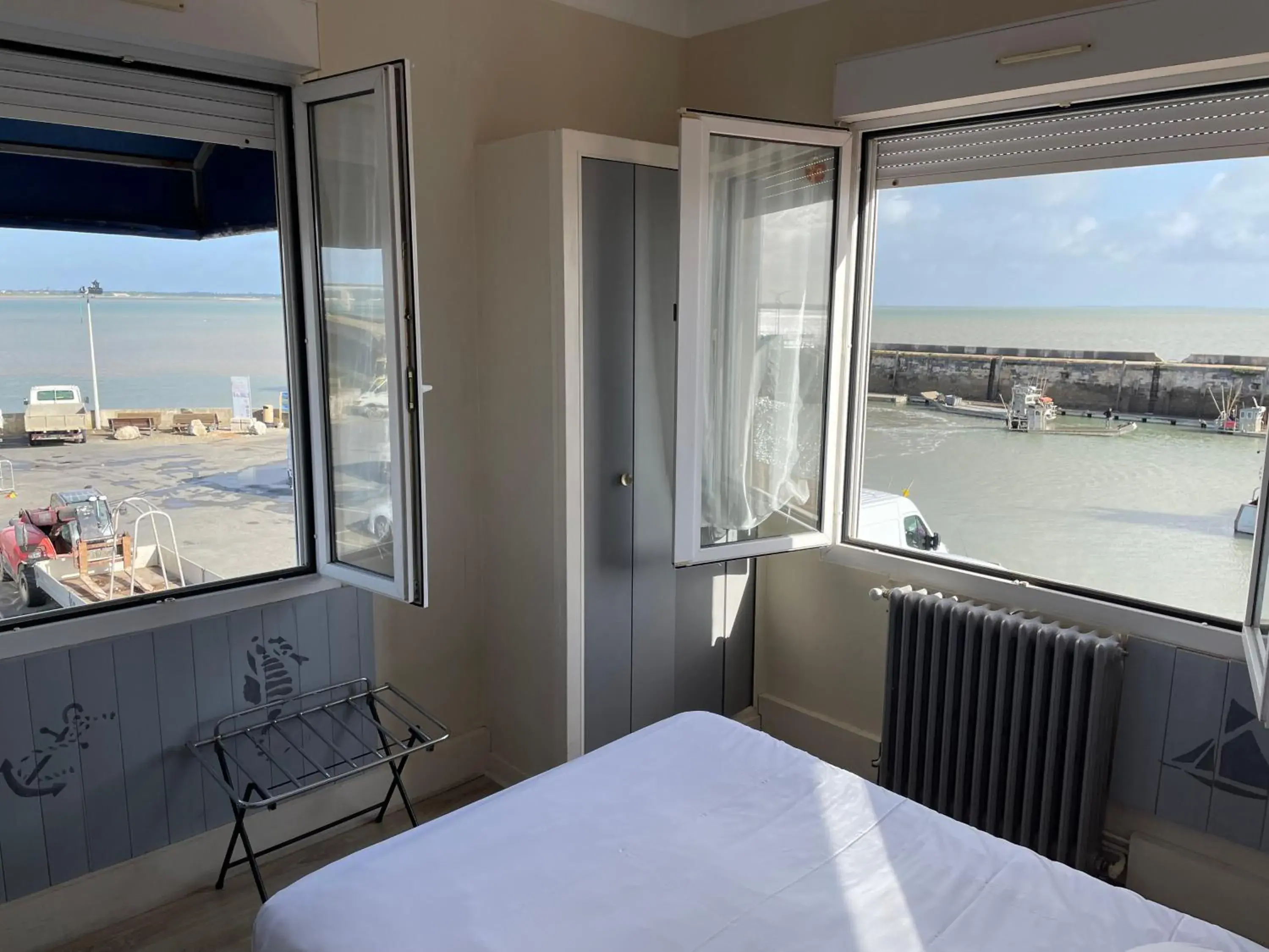 Double Room in Logis hôtel Le Terminus Double Room in Logis hôtel Le Terminus