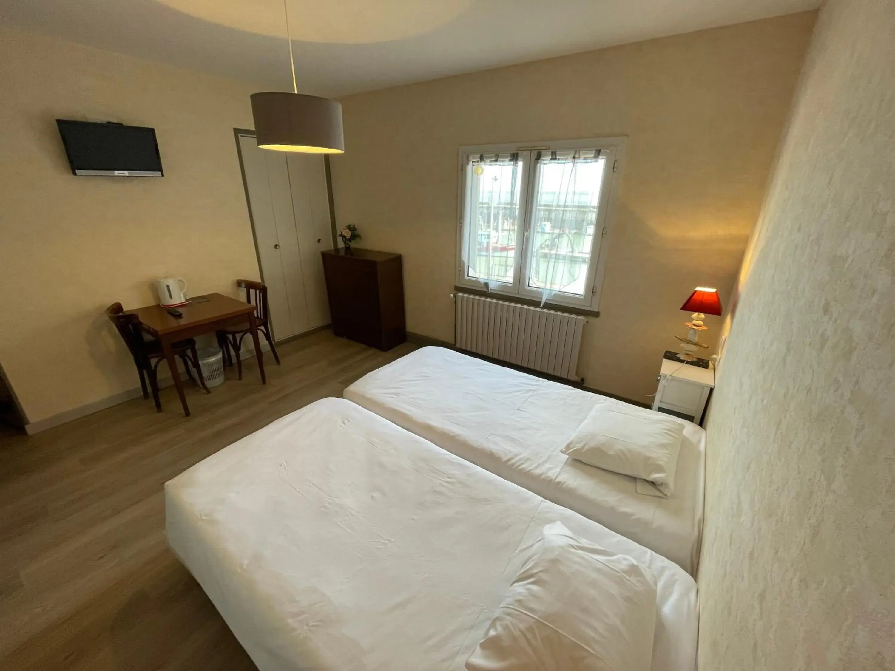 Twin Room in Logis hôtel Le Terminus Twin Room in Logis hôtel Le Terminus