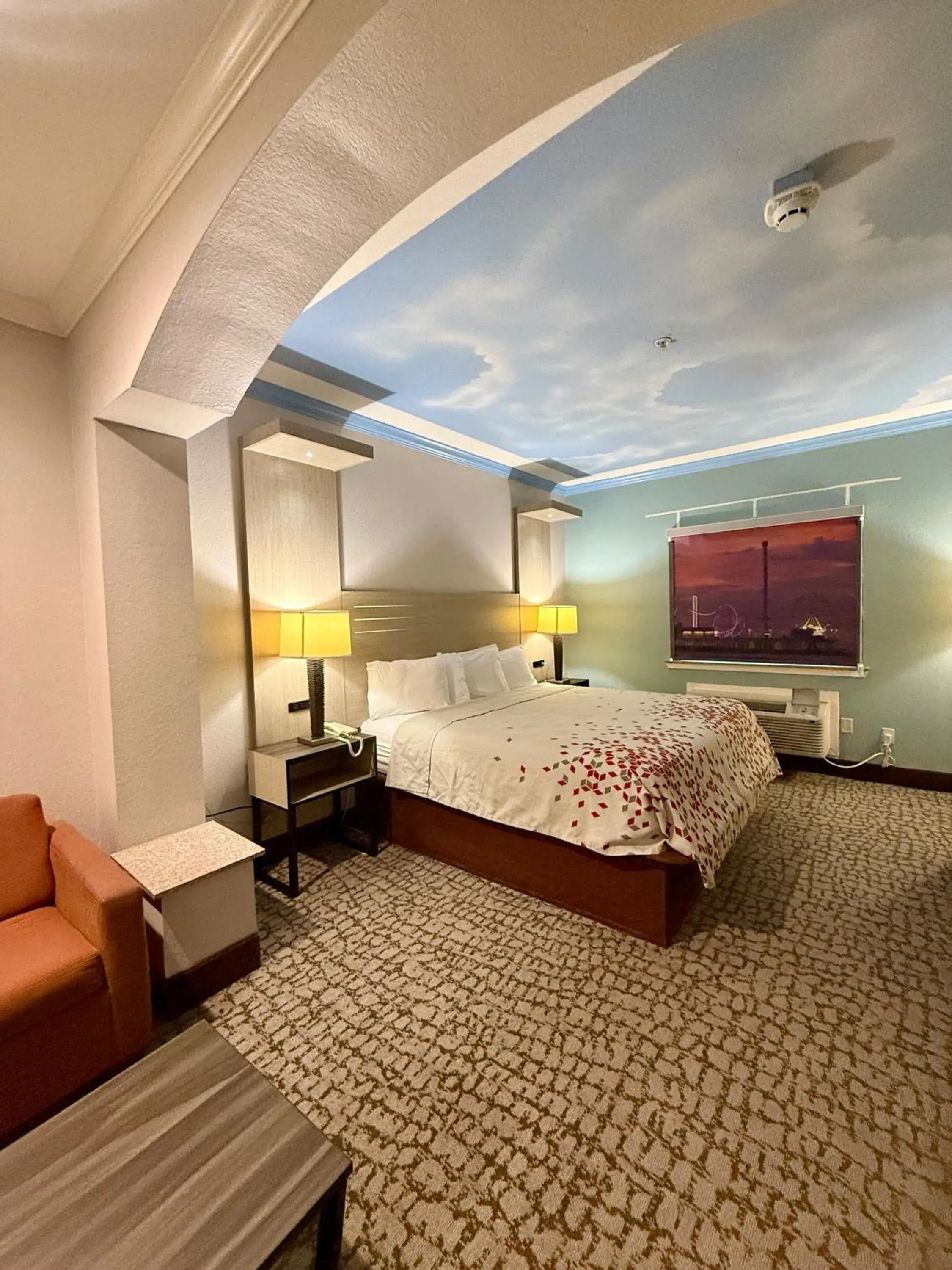 King Suite with Bathtub w/Grab Bars - Mobility/Hearing Accessible - Non-Smoking in Crystal Suites King Suite with Bathtub w/Grab Bars - Mobility/Hearing Accessible - Non-Smoking in Crystal Suites