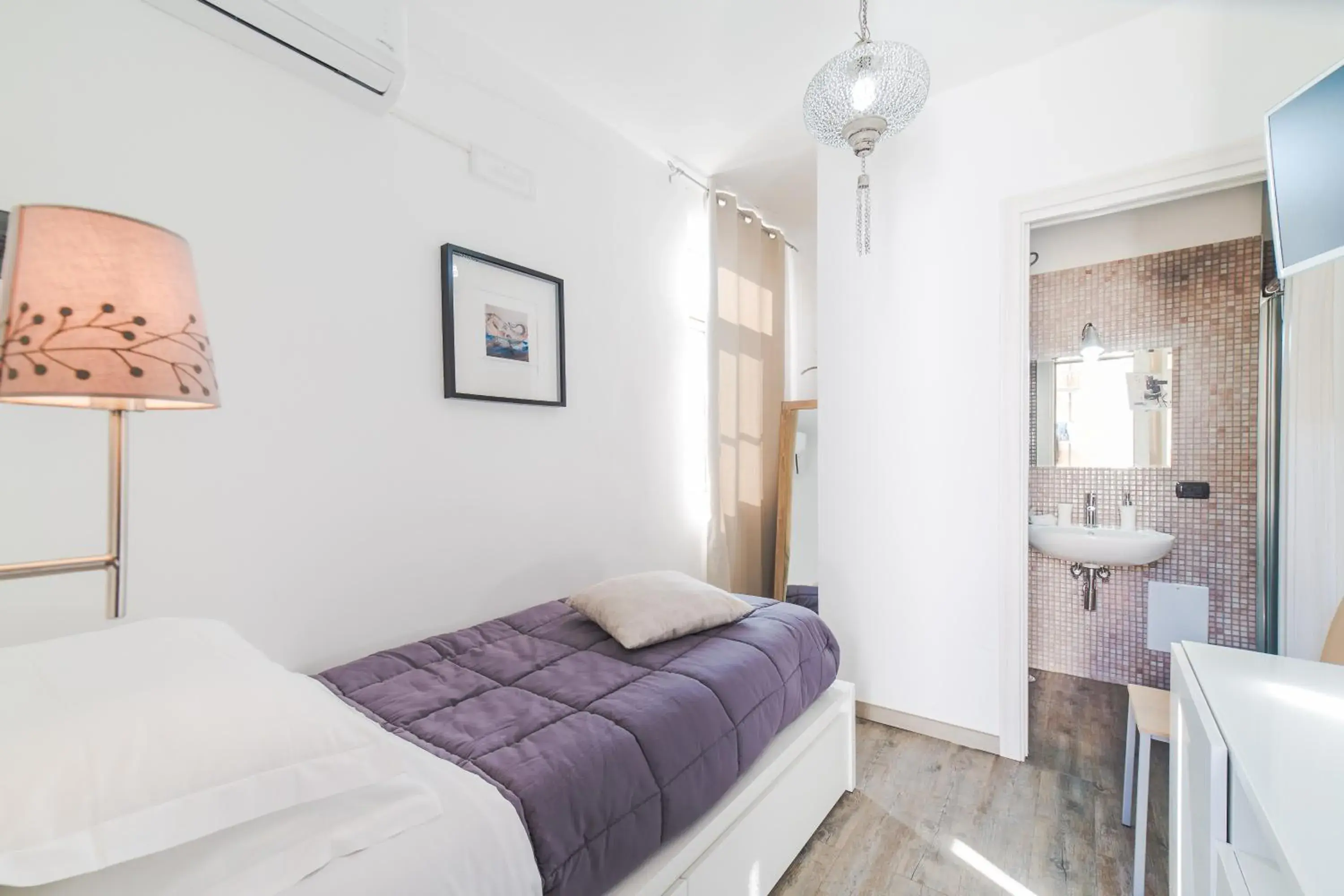 Single Room with Shower - No Parking in B&B La Casa Di Plinio Single Room with Shower - No Parking in B&B La Casa Di Plinio