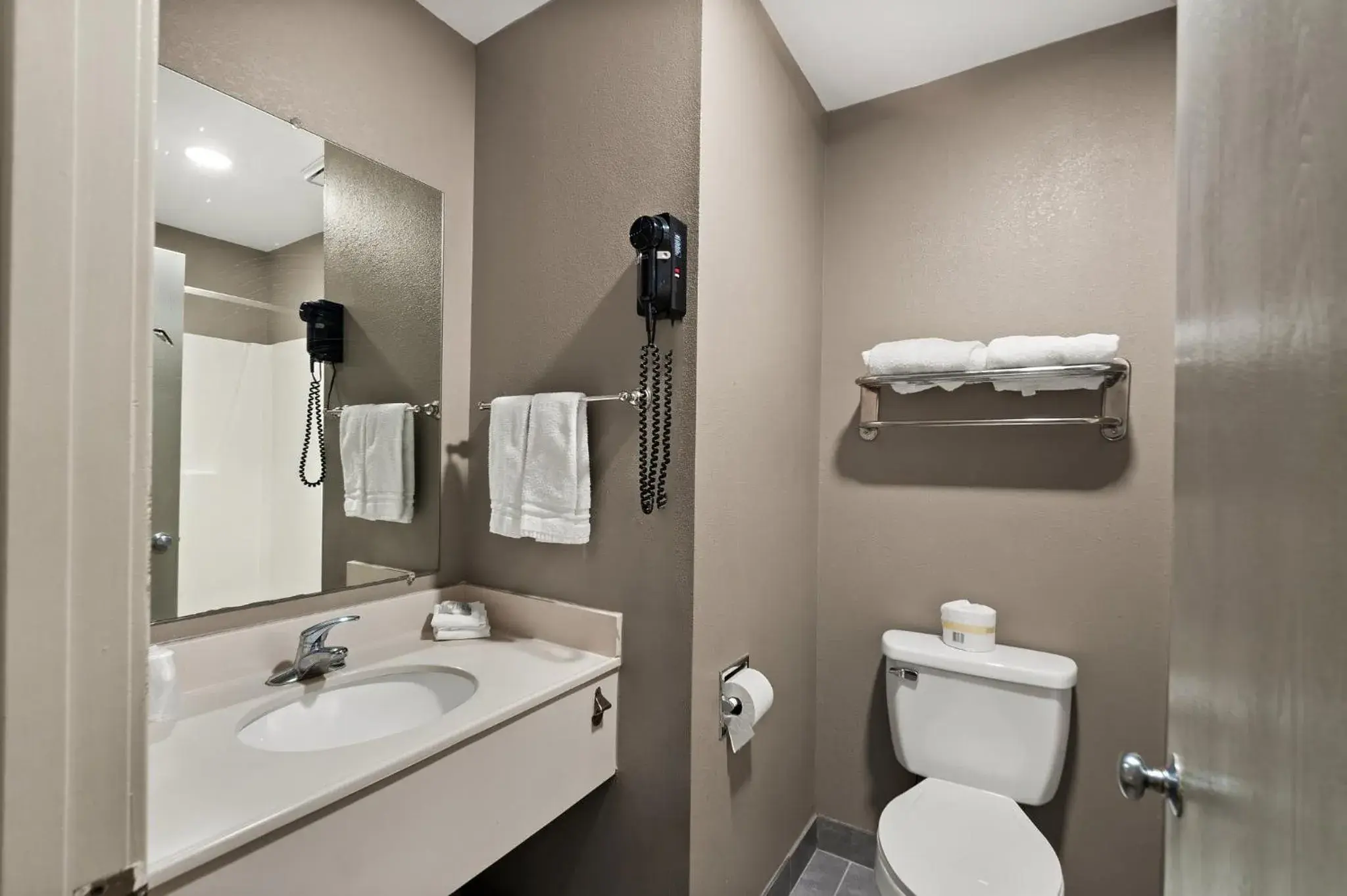 Deluxe Queen Room with One Queen Bed Smoke Free in Red Roof Inn Martinsburg Deluxe Queen Room with One Queen Bed Smoke Free in Red Roof Inn Martinsburg