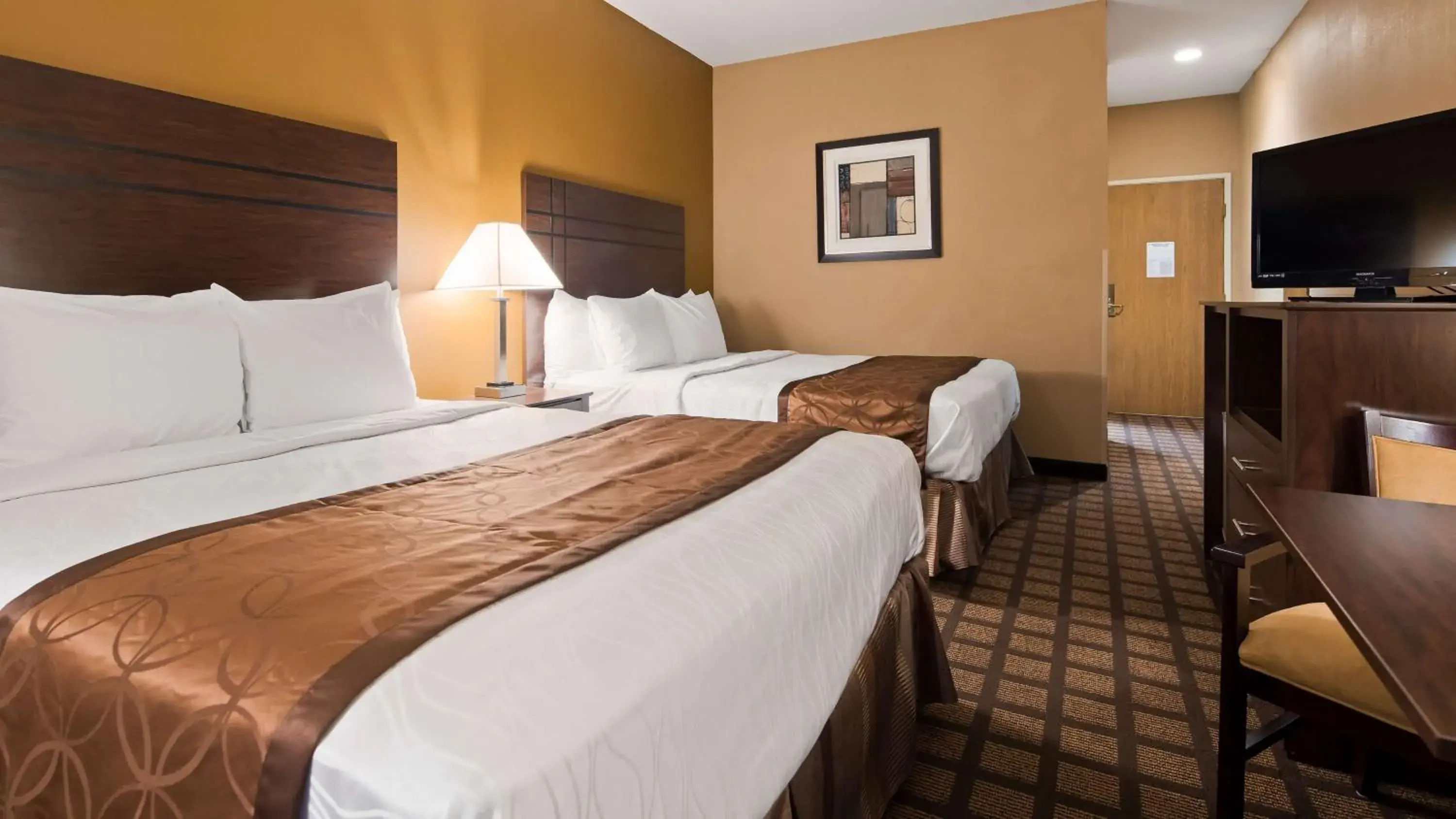 Large Queen Room with Two Queen Beds and Sofa Bed - Non-Smoking in Best Western Plaza Hotel Saugatuck Large Queen Room with Two Queen Beds and Sofa Bed - Non-Smoking in Best Western Plaza Hotel Saugatuck