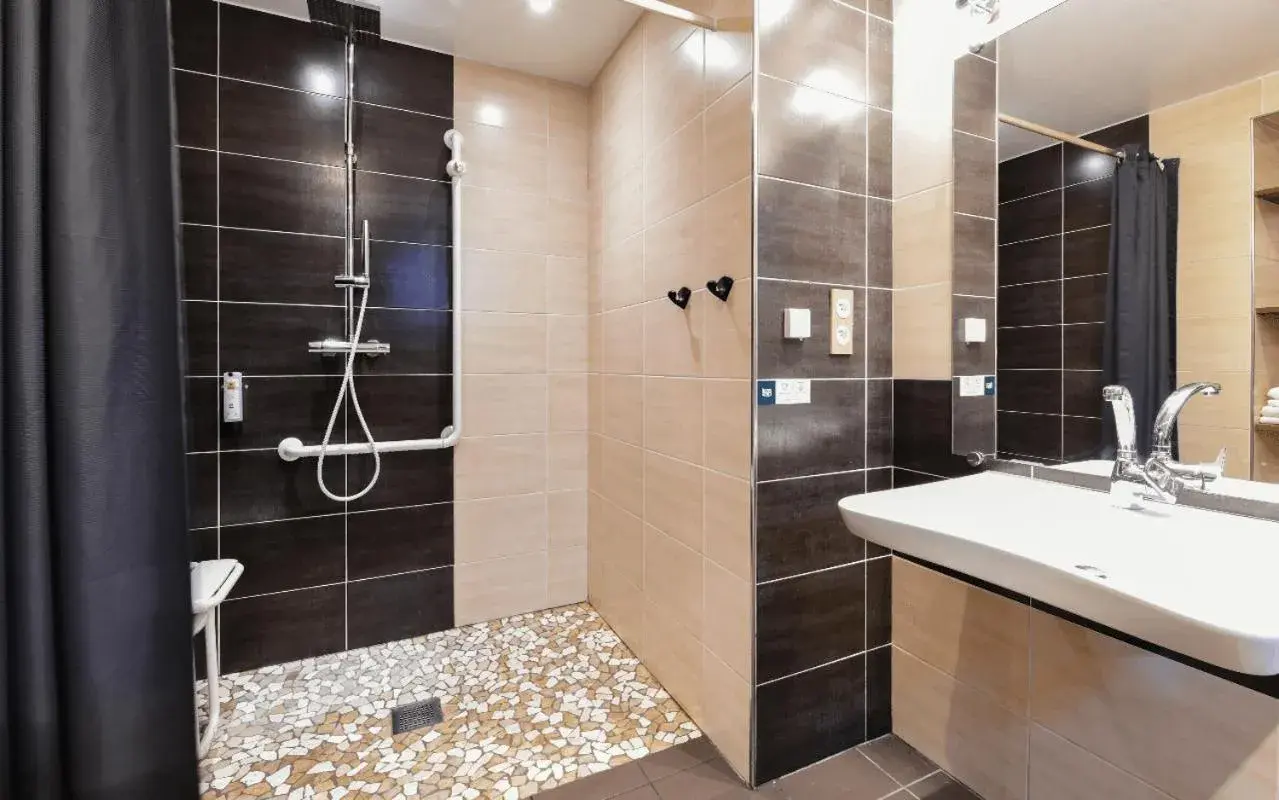 Double or Twin Room in Logis Hôtel Etchemaïté Double or Twin Room in Logis Hôtel Etchemaïté