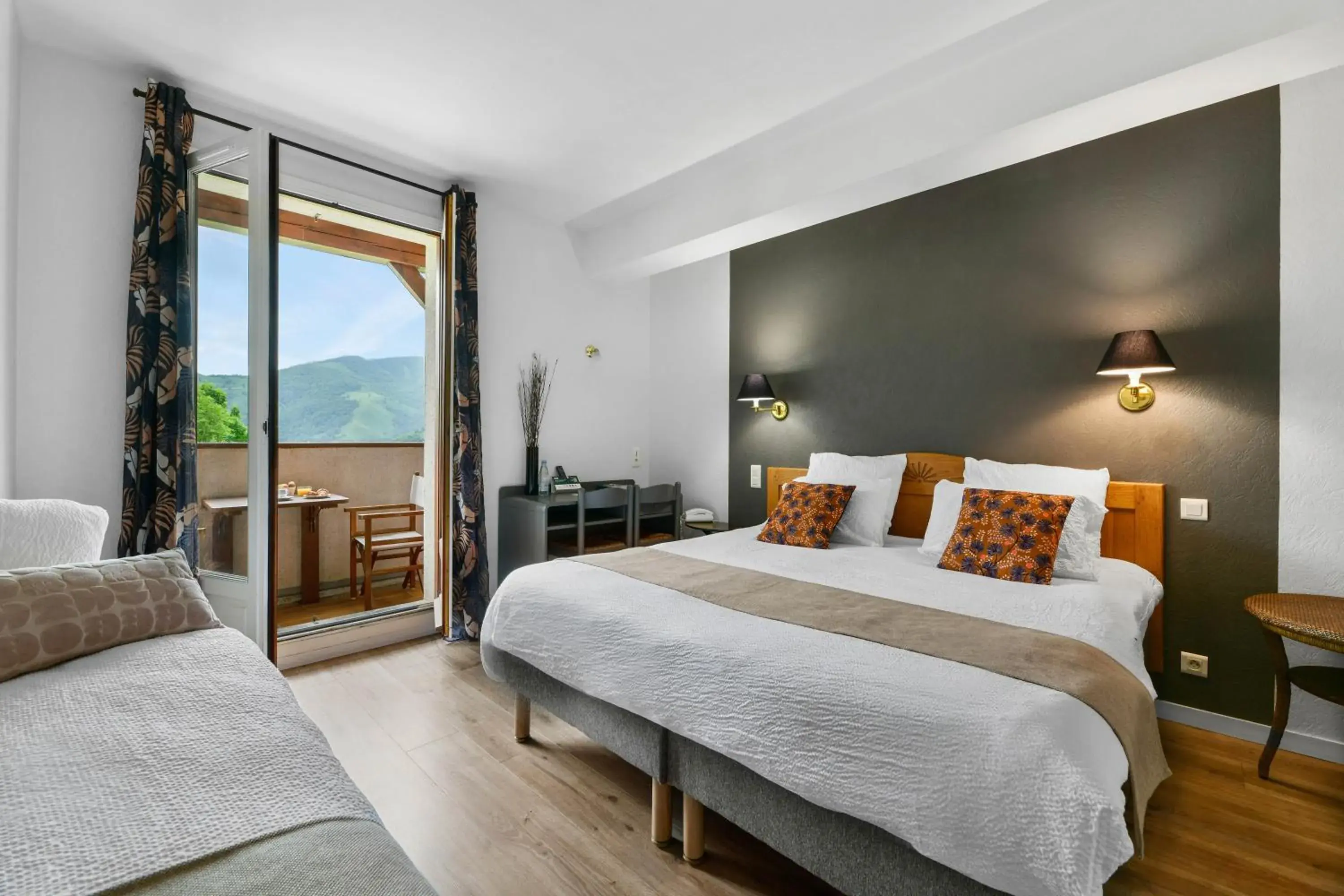 Double or Twin Room with Balcony in Logis Hôtel Etchemaïté Double or Twin Room with Balcony in Logis Hôtel Etchemaïté