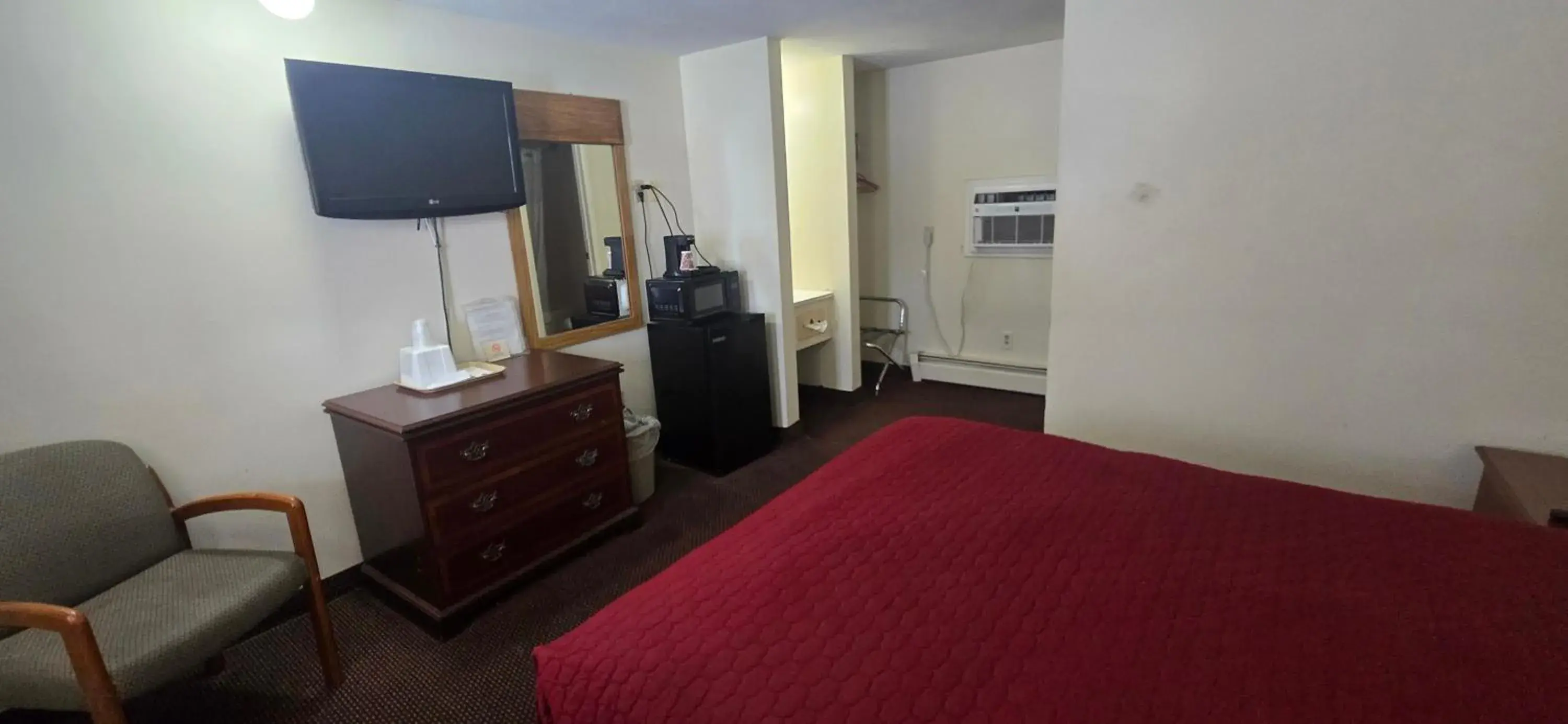 Queen Room - Smoking in Red Carpet Inn Pulaski Queen Room - Smoking in Red Carpet Inn Pulaski