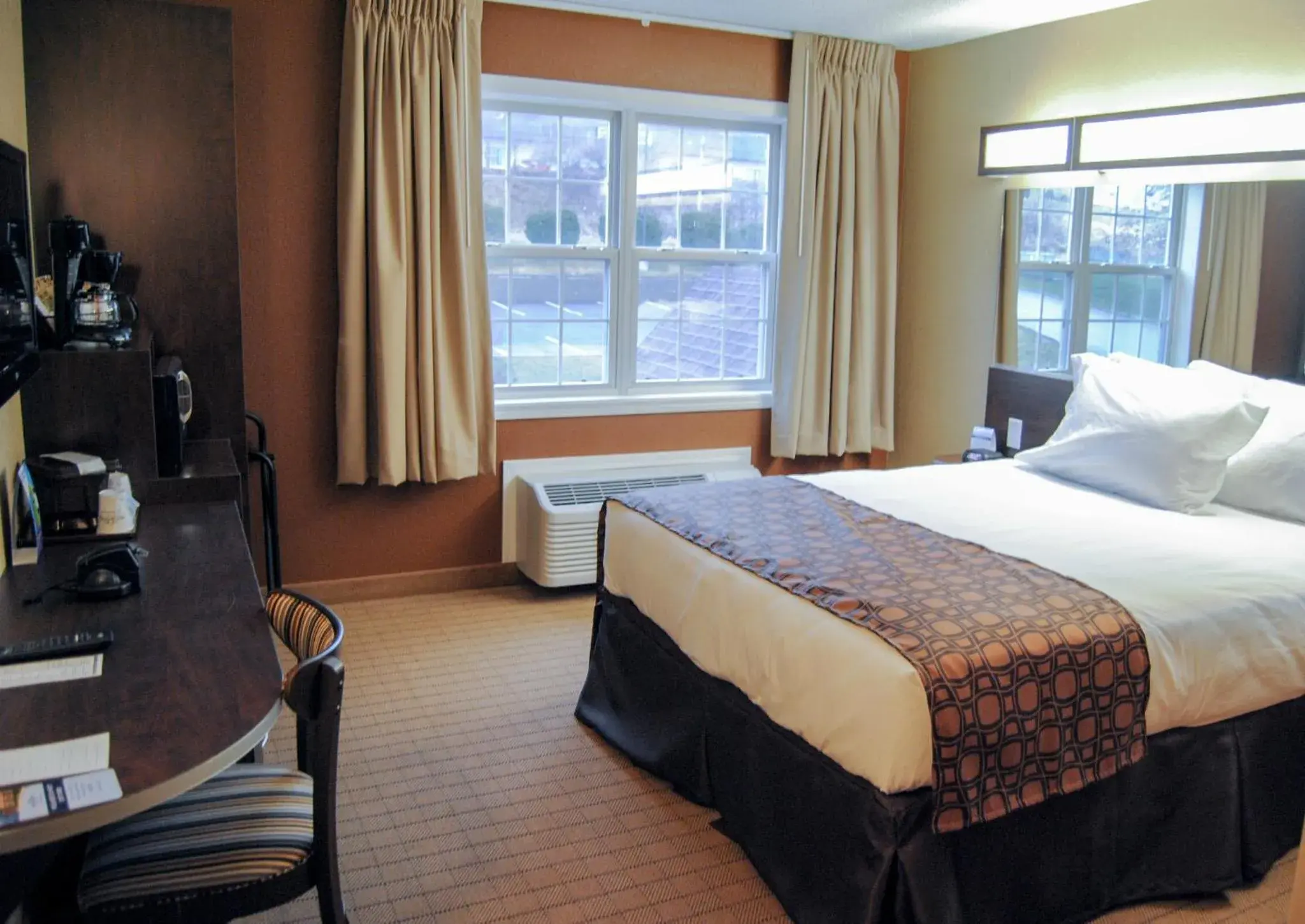 Queen Room with Roll-In Shower - Mobility Accessible/Non-Smoking in Microtel Inn & Suites By Wyndham Mineral Wells/Parkersburg Queen Room with Roll-In Shower - Mobility Accessible/Non-Smoking in Microtel Inn & Suites By Wyndham Mineral Wells/Parkersburg