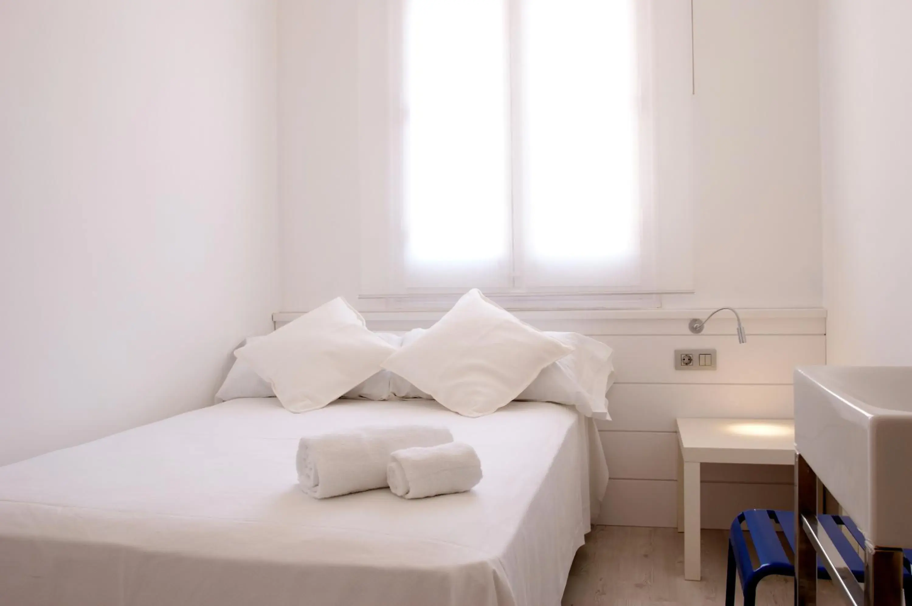 Single Room with Shared Bathroom in Express by gaiarooms Single Room with Shared Bathroom in Express by gaiarooms