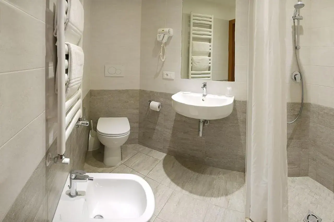 Comfort Triple Room in Hotel Alla Rotonda Comfort Triple Room in Hotel Alla Rotonda