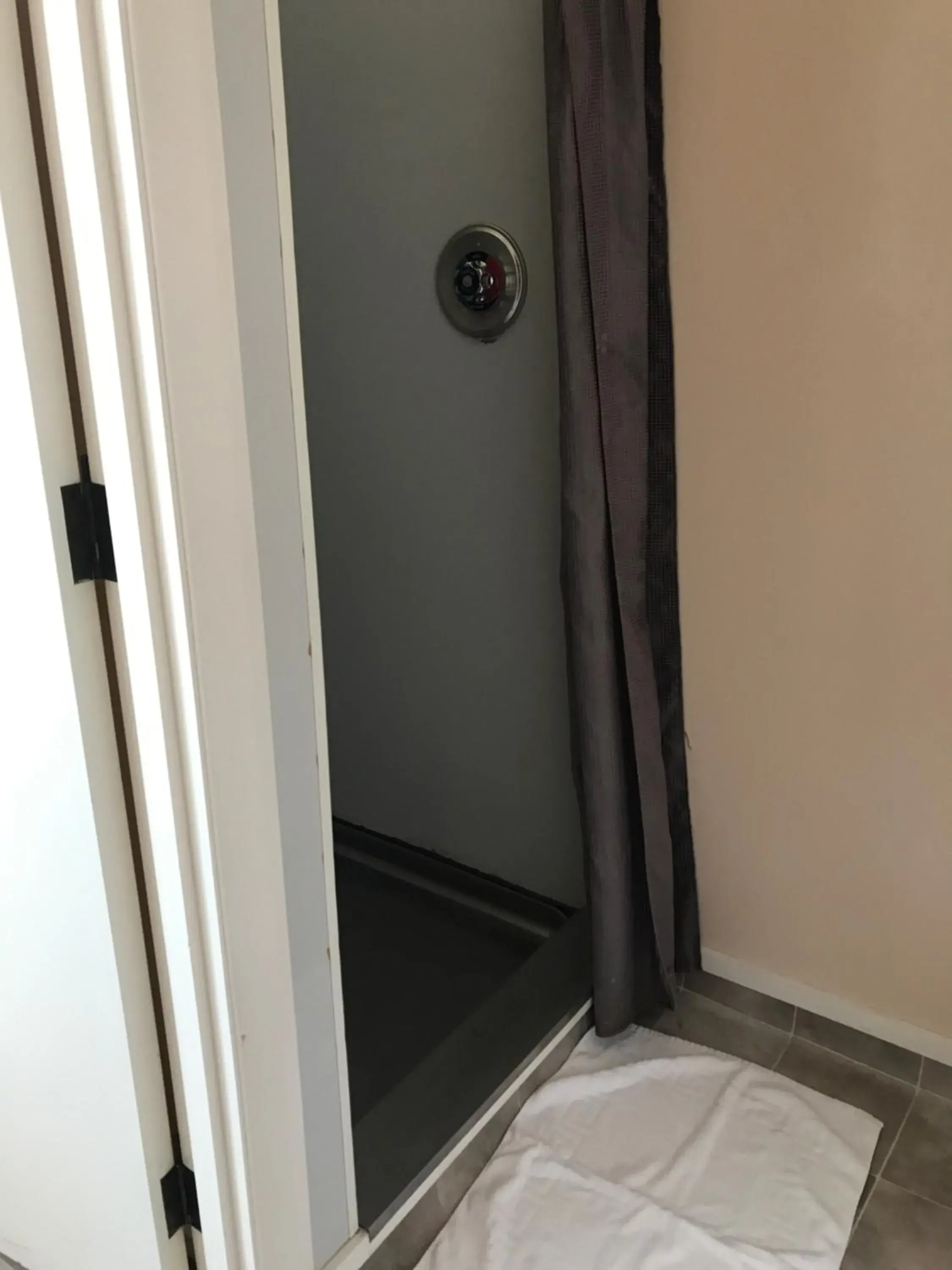 Standard Queen Room in Criterion Club Hotel Standard Queen Room in Criterion Club Hotel