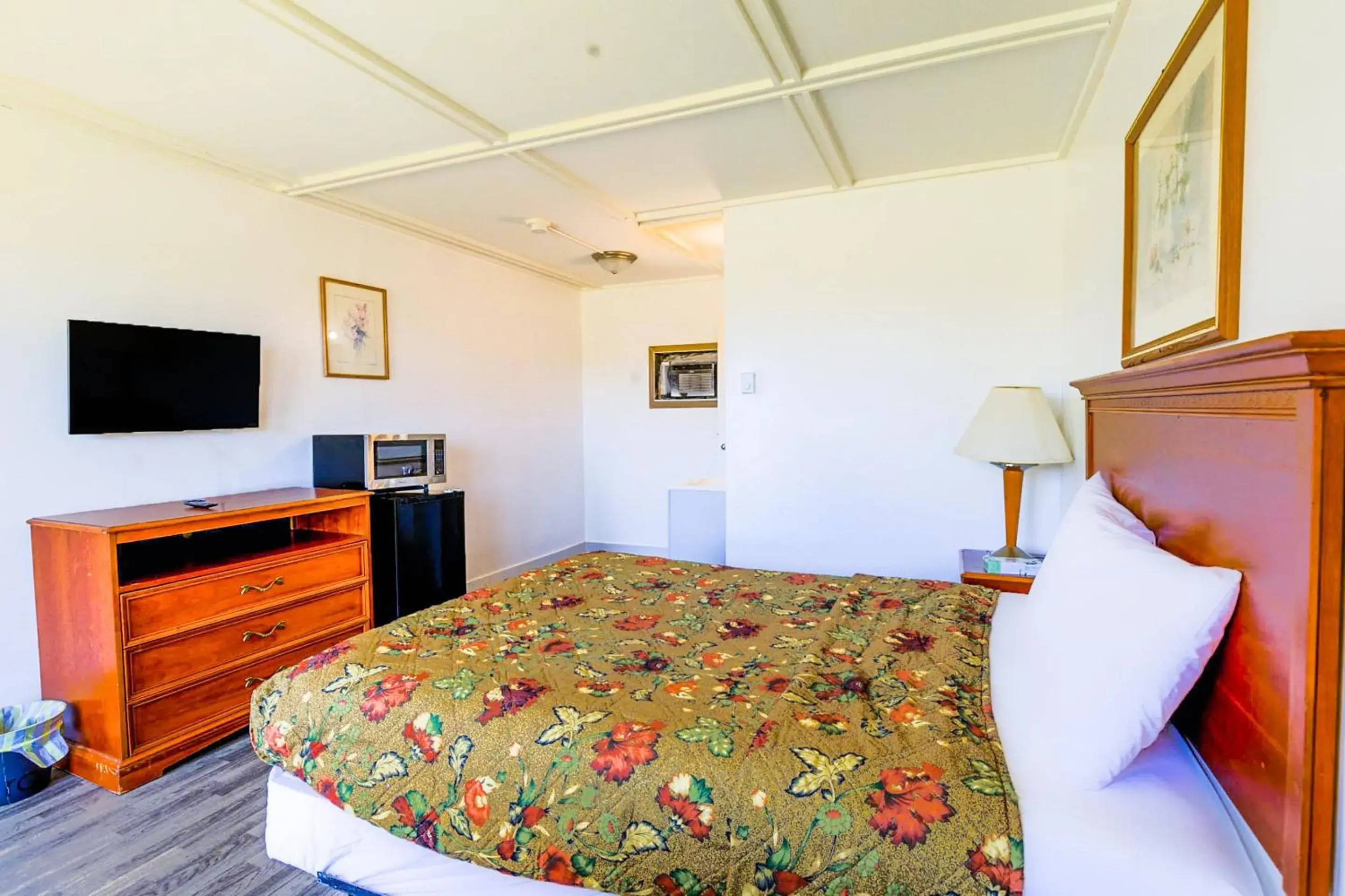 Queen Bed Non-Smoking in Country Hearth Inn & Suites By OYO Sturgis Queen Bed Non-Smoking in Country Hearth Inn & Suites By OYO Sturgis