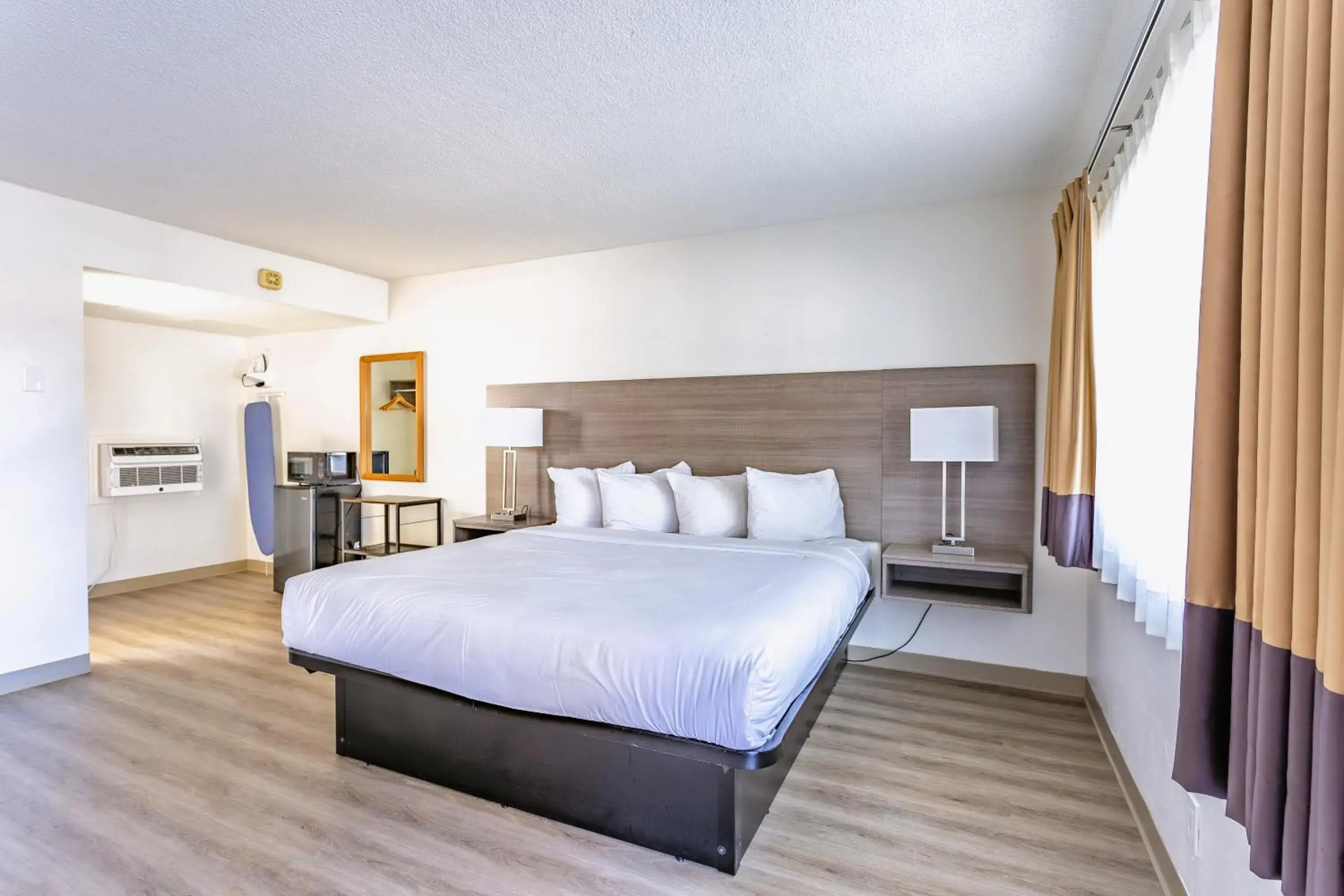 King Room in Coastal Breeze Inn King Room in Coastal Breeze Inn