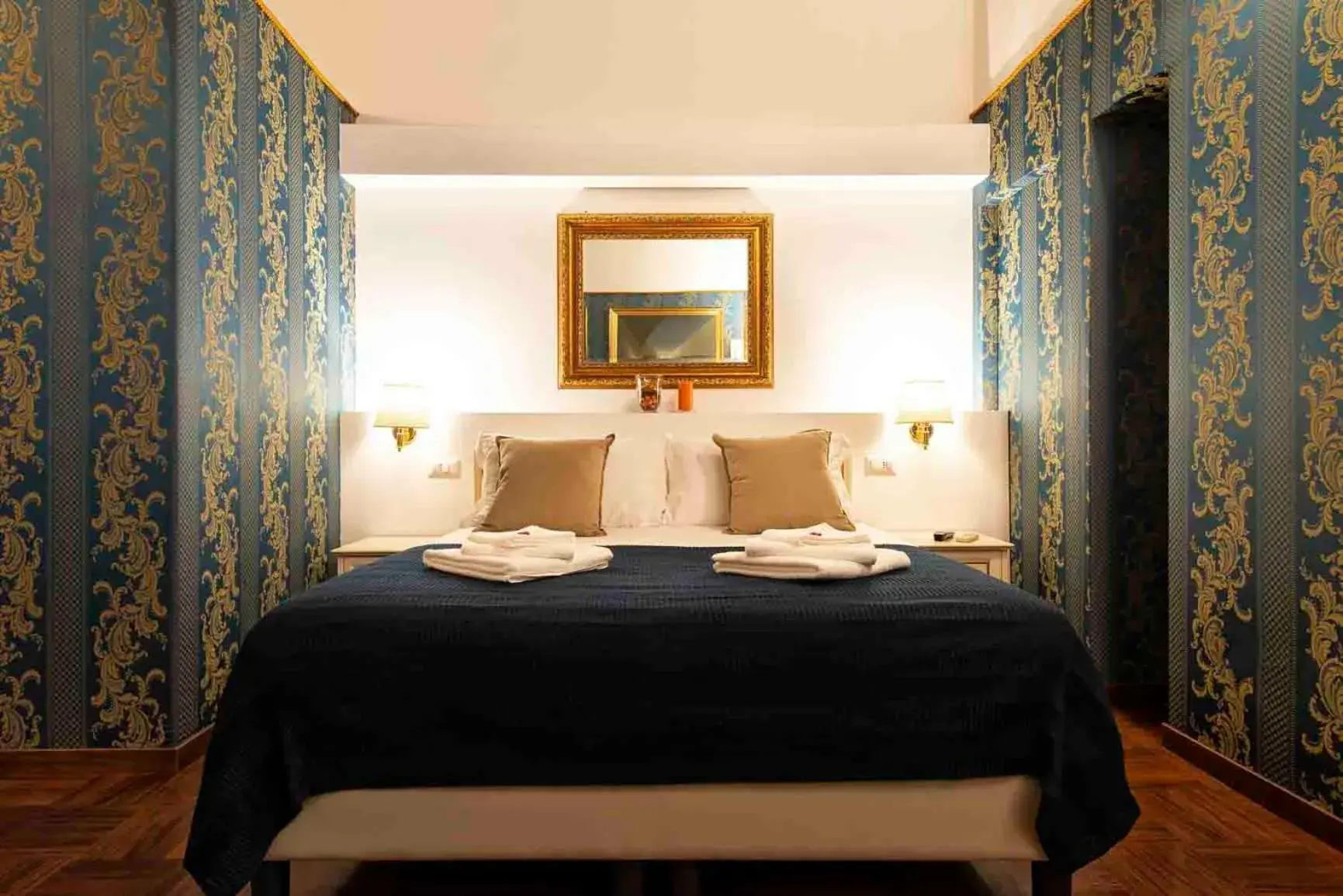 Double or Twin Room with Private Bathroom in Canova Rooms in Spanish Steps Double or Twin Room with Private Bathroom in Canova Rooms in Spanish Steps