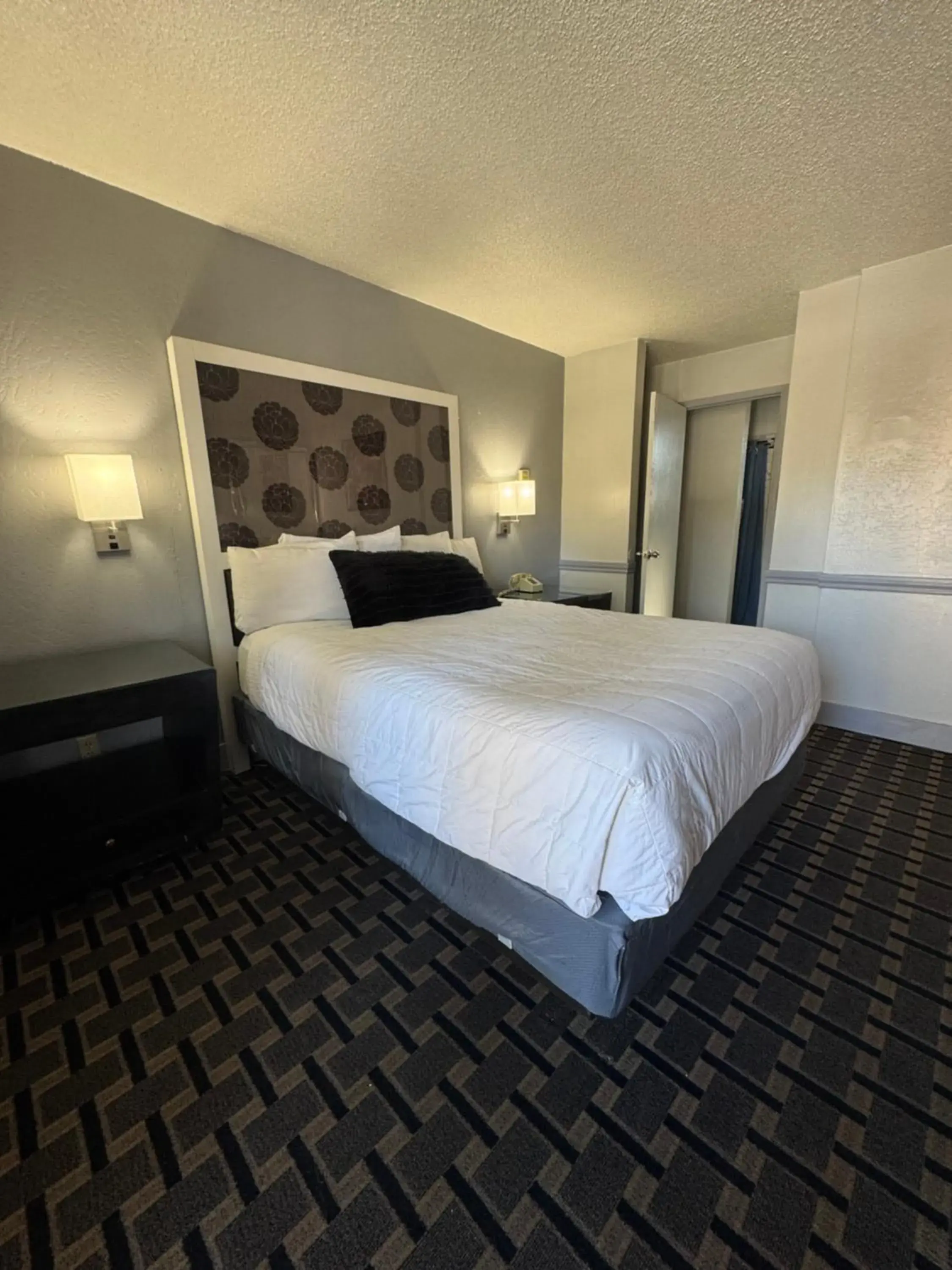 Standard Queen Room in Budget INN At The Heavenly Gondola Standard Queen Room in Budget INN At The Heavenly Gondola