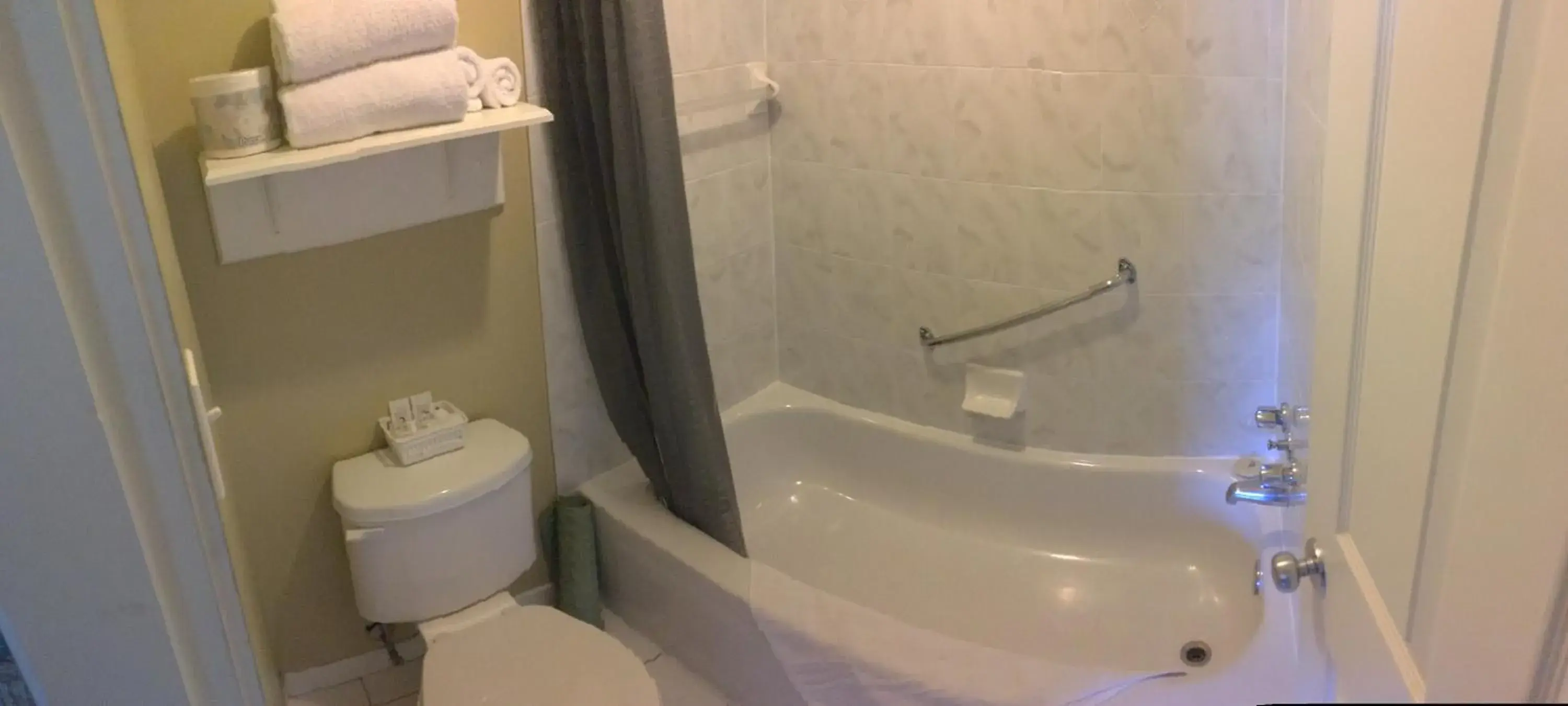 Quadruple Room with Private Bathroom in Motel Exquise Quadruple Room with Private Bathroom in Motel Exquise