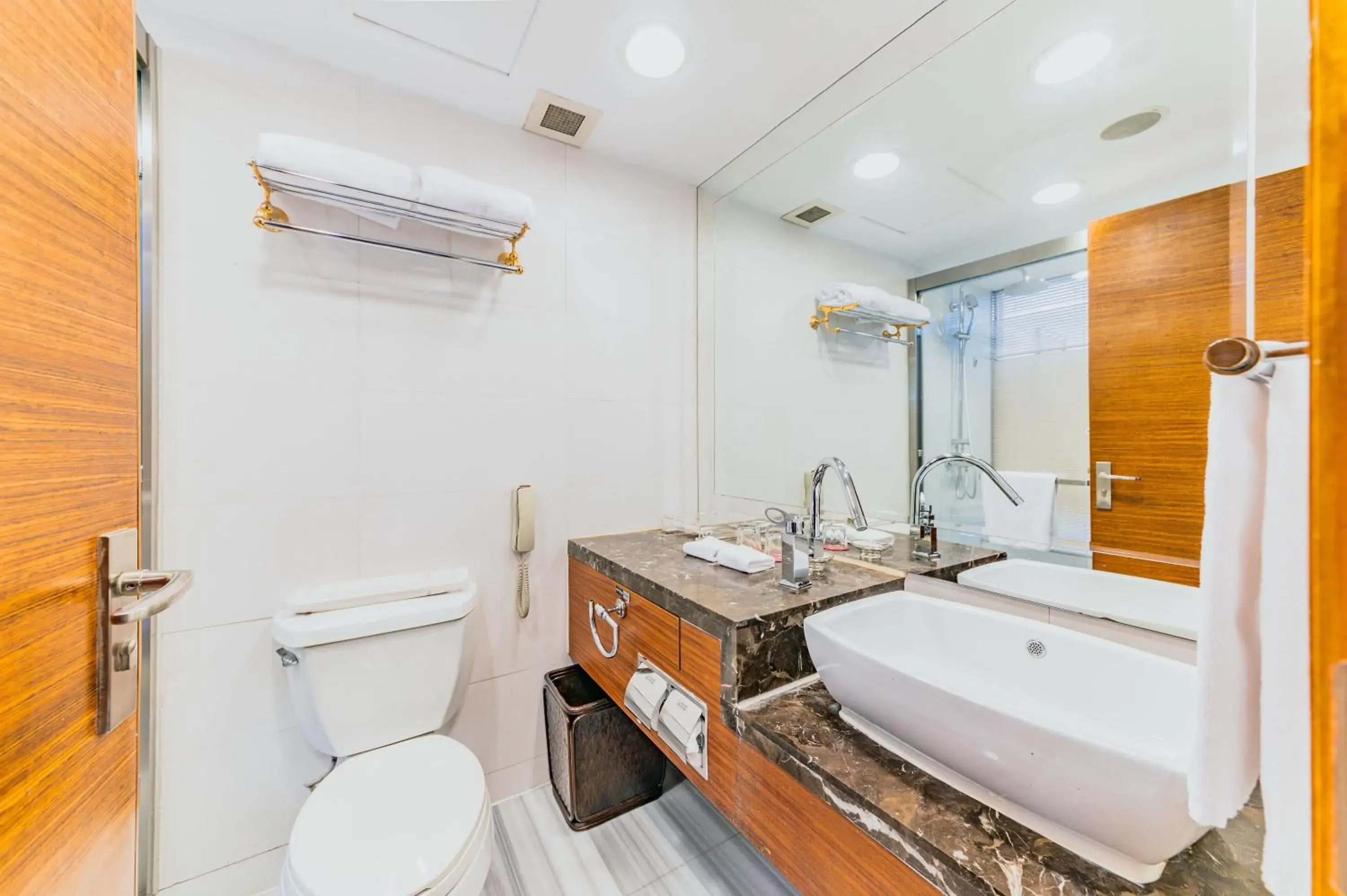 Standard King Room - Non-Smoking in Crowne Plaza City Center Ningbo by IHG - Near Ningbo Railway Station Standard King Room - Non-Smoking in Crowne Plaza City Center Ningbo by IHG - Near Ningbo Railway Station