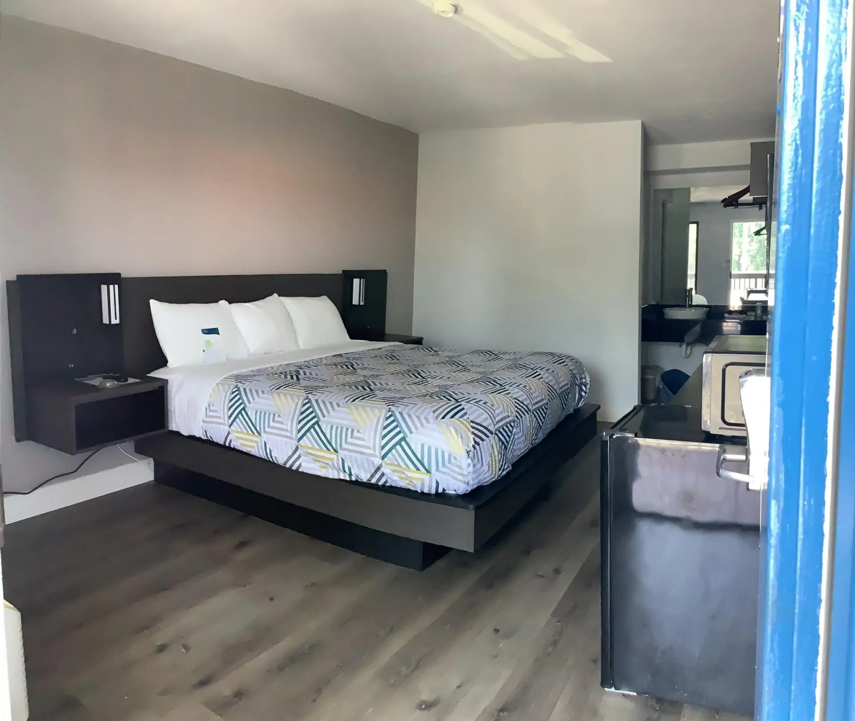 King Room - single occupancy - Smoking in Motel 6-Memphis, TN - East King Room - single occupancy - Smoking in Motel 6-Memphis, TN - East