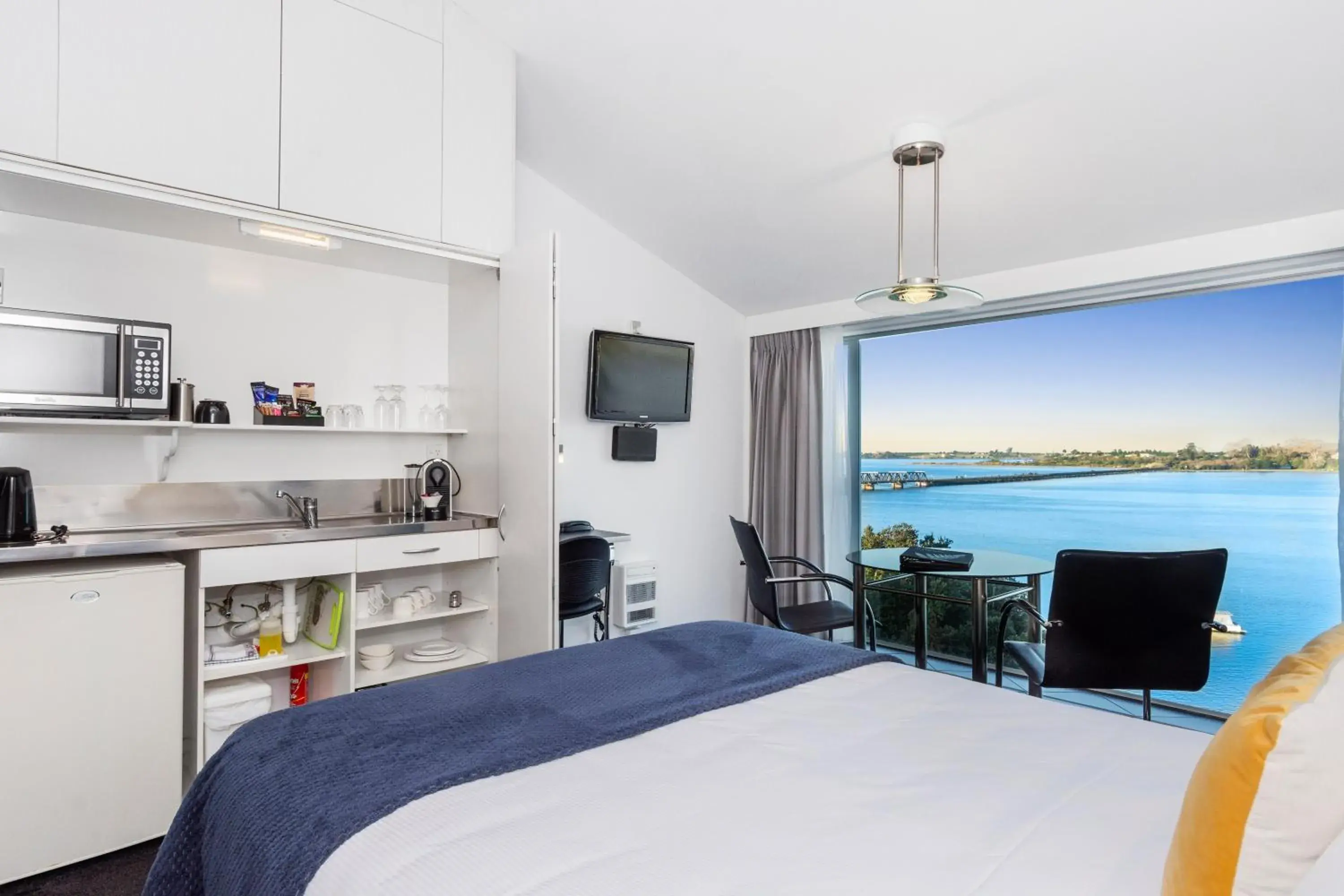 Executive Queen Suite - Water Front in The Tauranga on the Waterfront Executive Queen Suite - Water Front in The Tauranga on the Waterfront