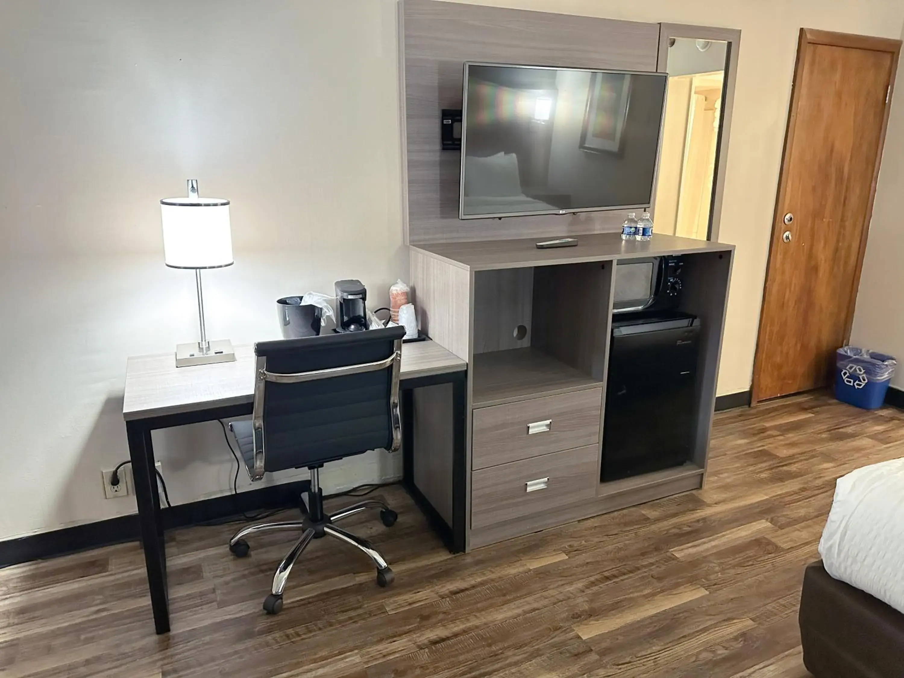 Standard King Room - Non-Smoking in Clarion Inn Standard King Room - Non-Smoking in Clarion Inn